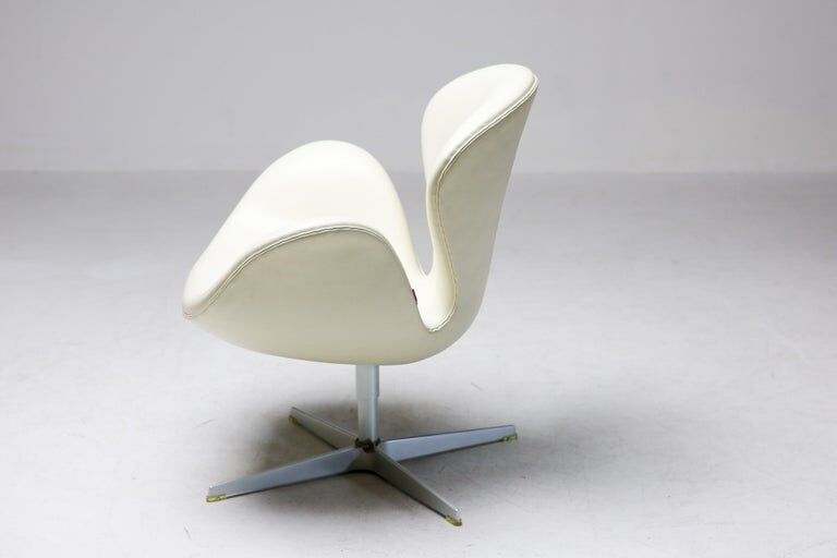 Arne Jacobsen – Swan Chair 50th Anniversary, champagne, limited edition, 2008