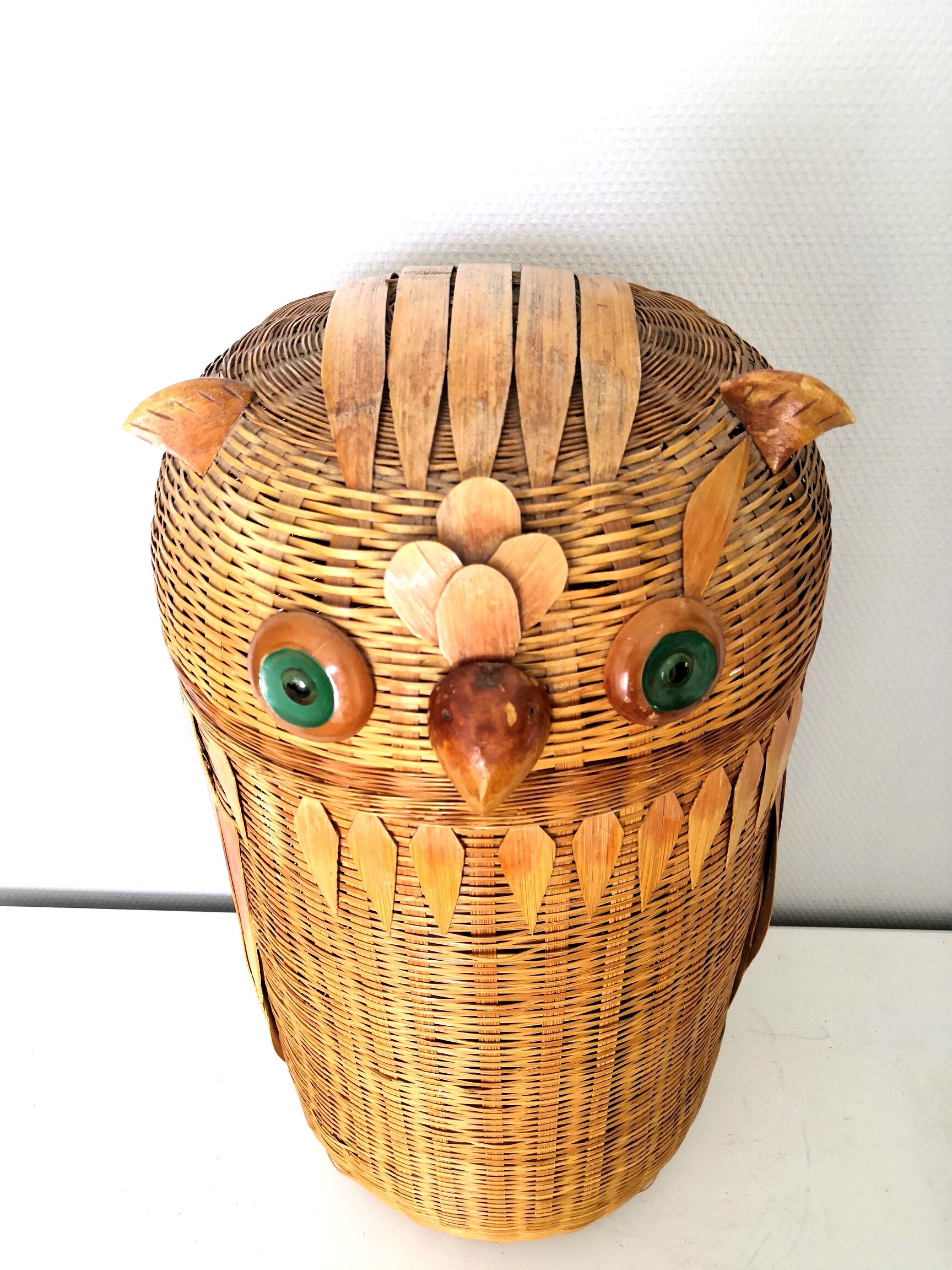 Wicker basket shape owl design 70s