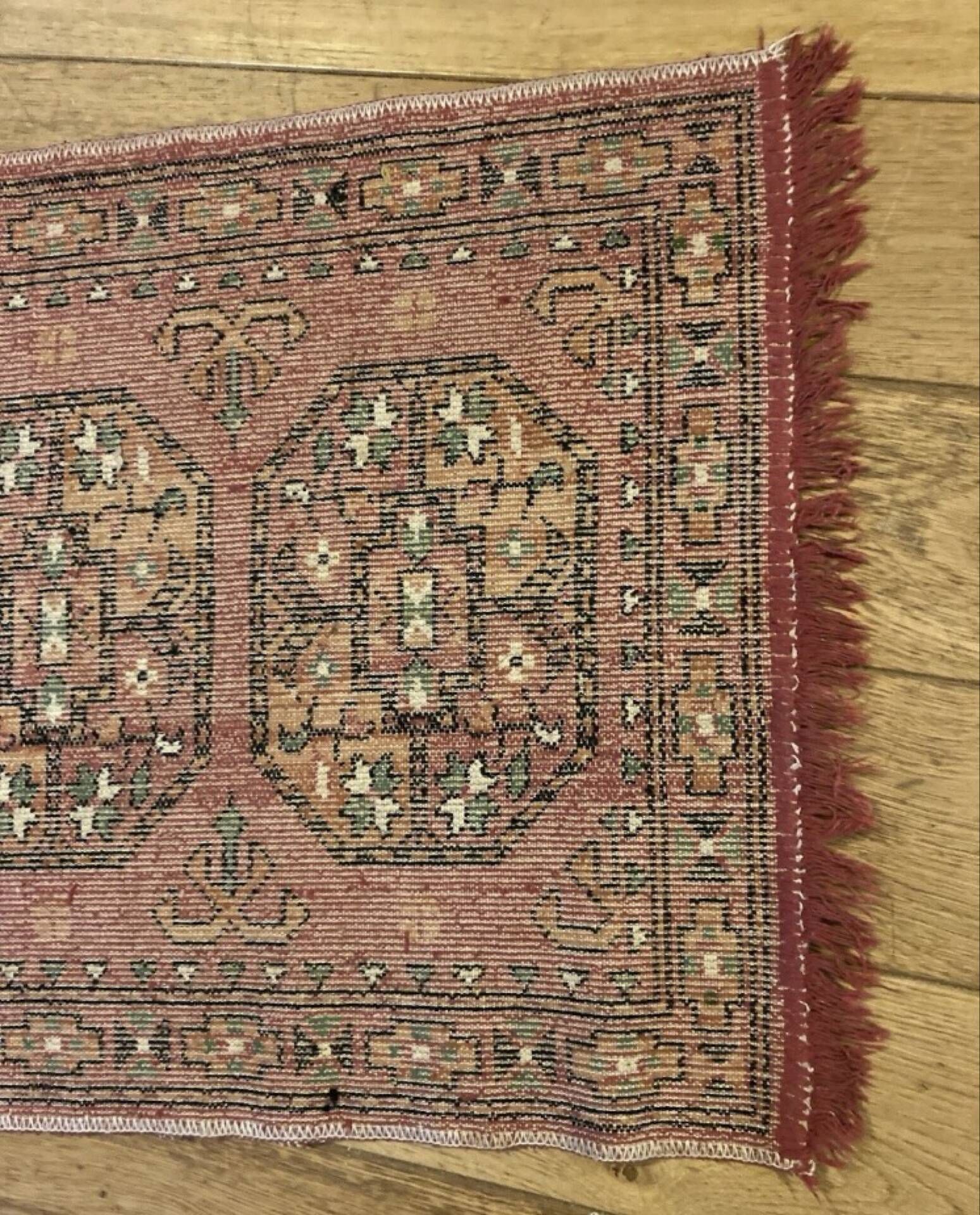 Handmade Persian carpet in pure virgin wool from the mid-20th century.