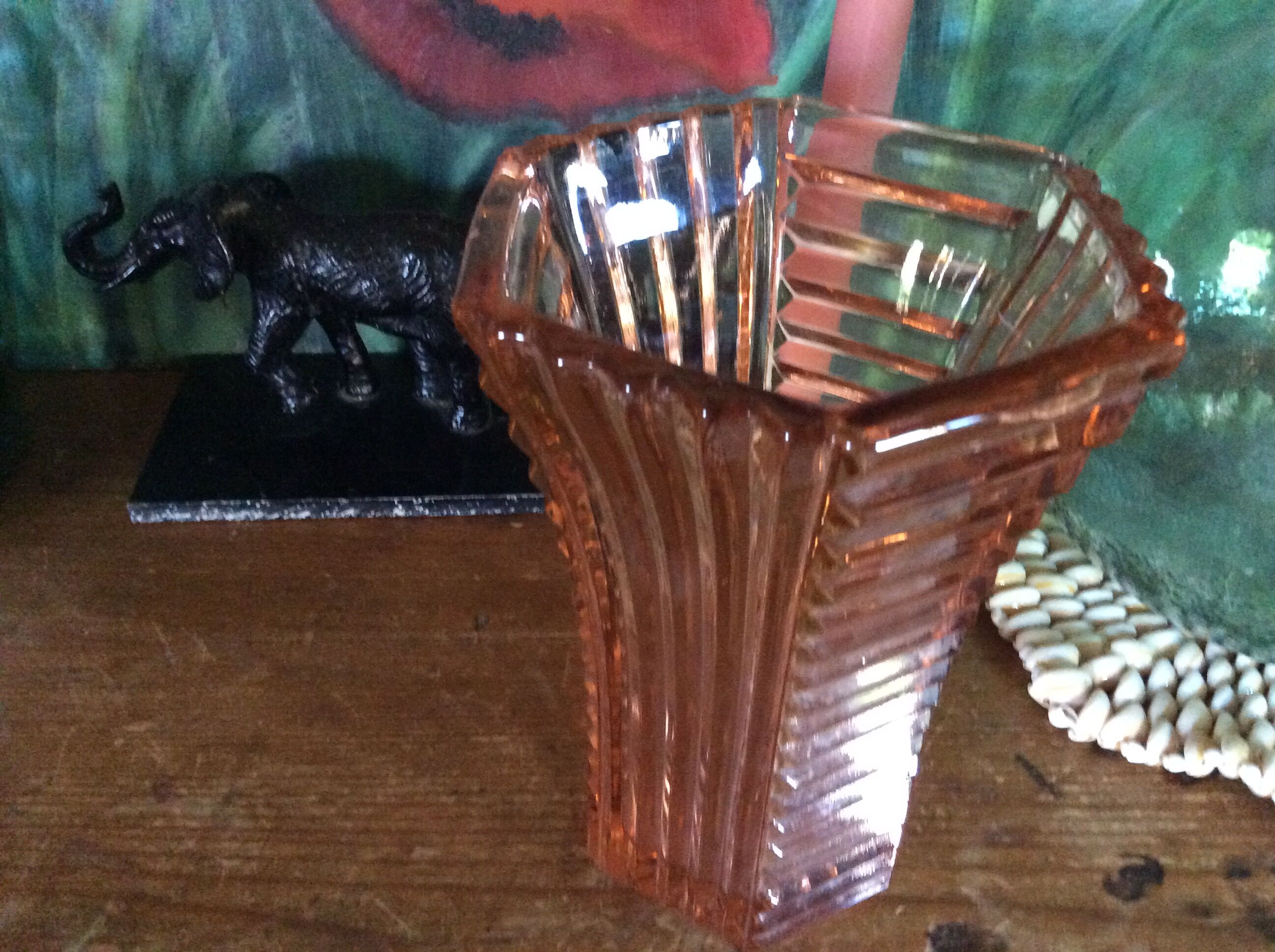 Vase en verre rose
