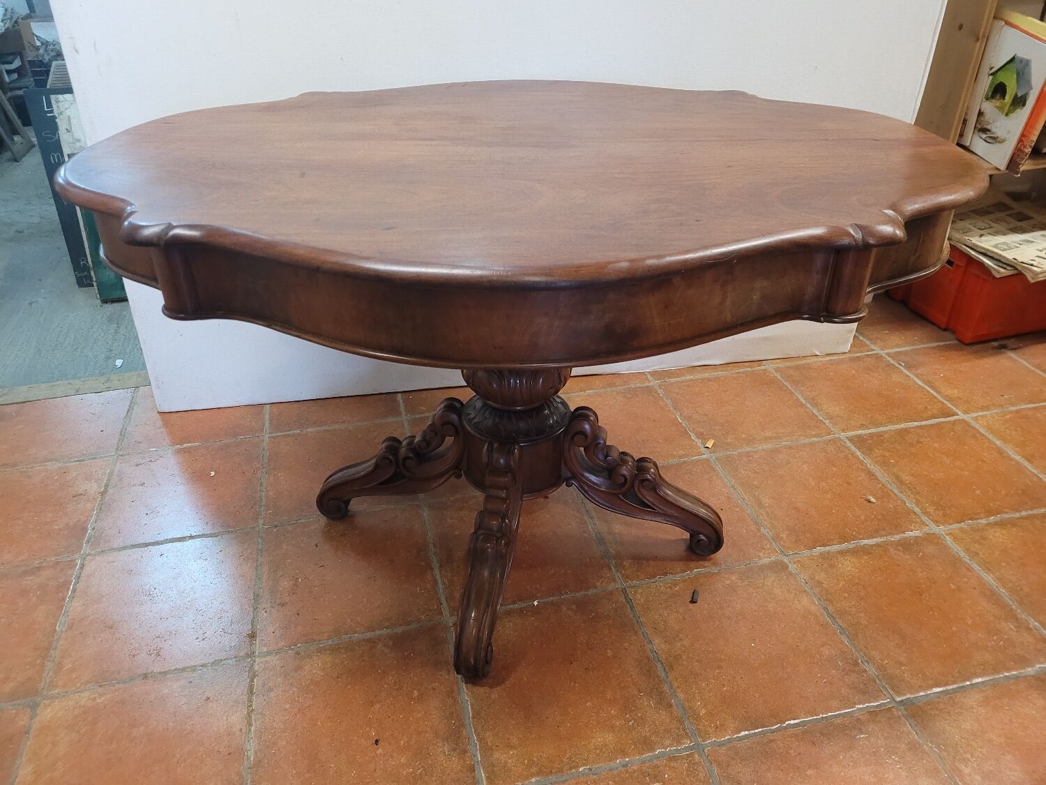 Mahogany gueridon with 1 extension cord