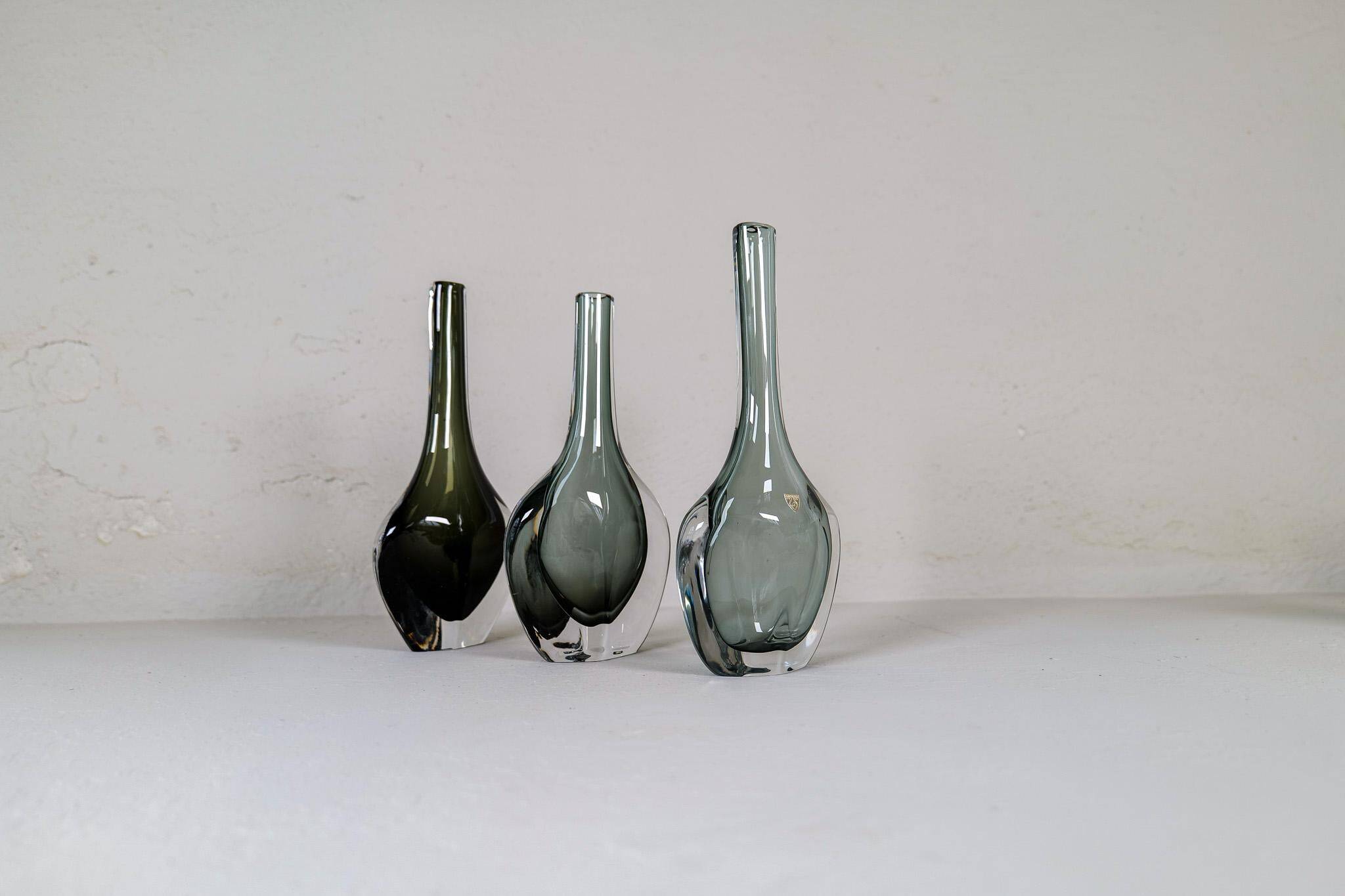 Midcentury collection of 12 pieces of art glass by Nils Landberg, Orrefors, Sweden, 1950s.