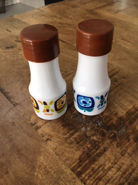 Mobil salt and pepper shaker