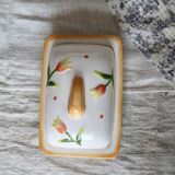 Beurrier vintage en faïence et barbotine tulipes