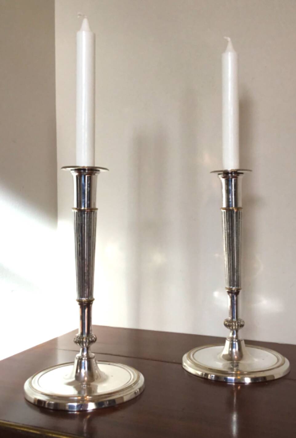 Pair of silver-plated metal candelabra decorated with hunting horns