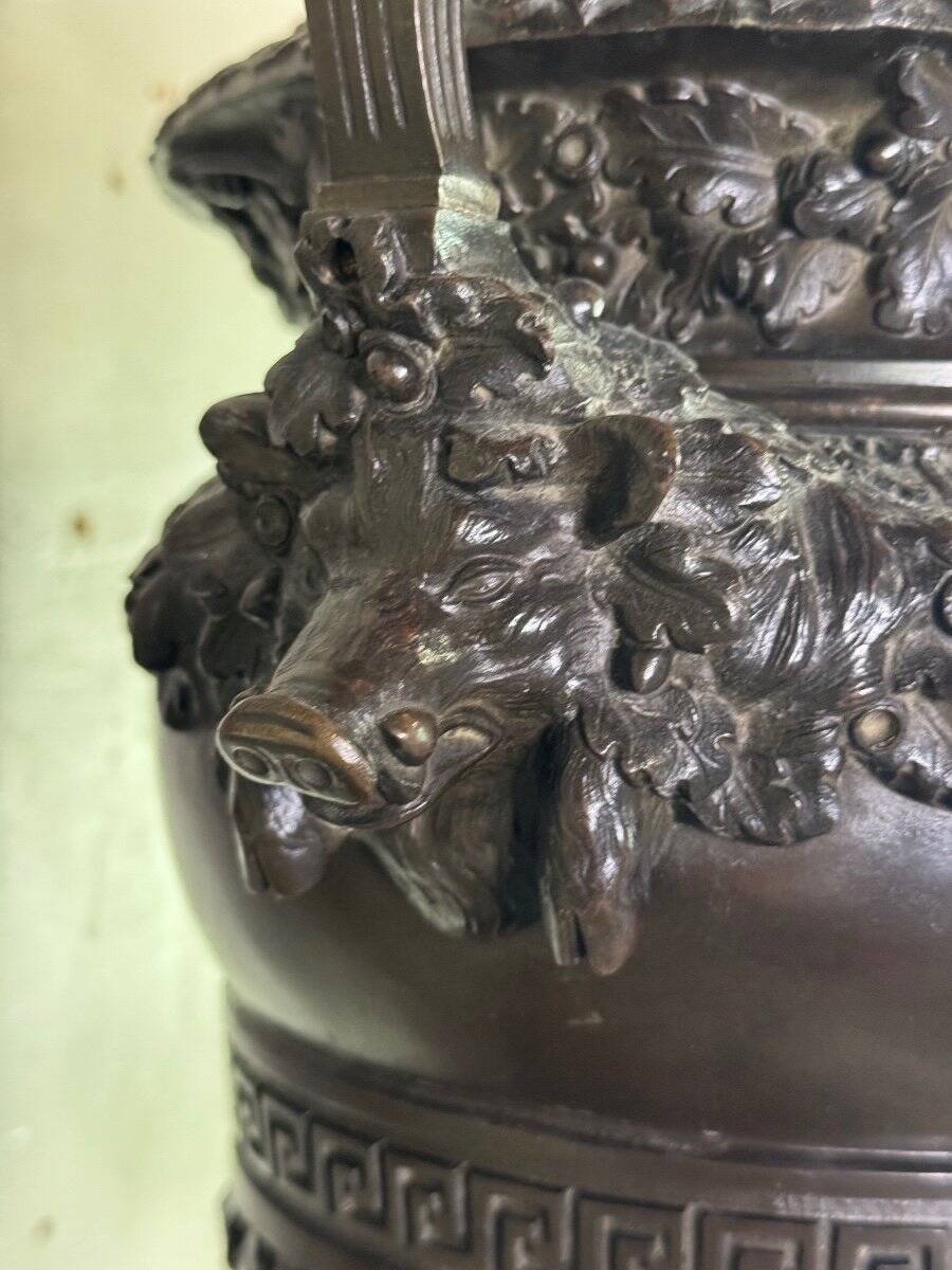 Patinated bronze vase with handles topped by bicéphalic busts, 19th century.