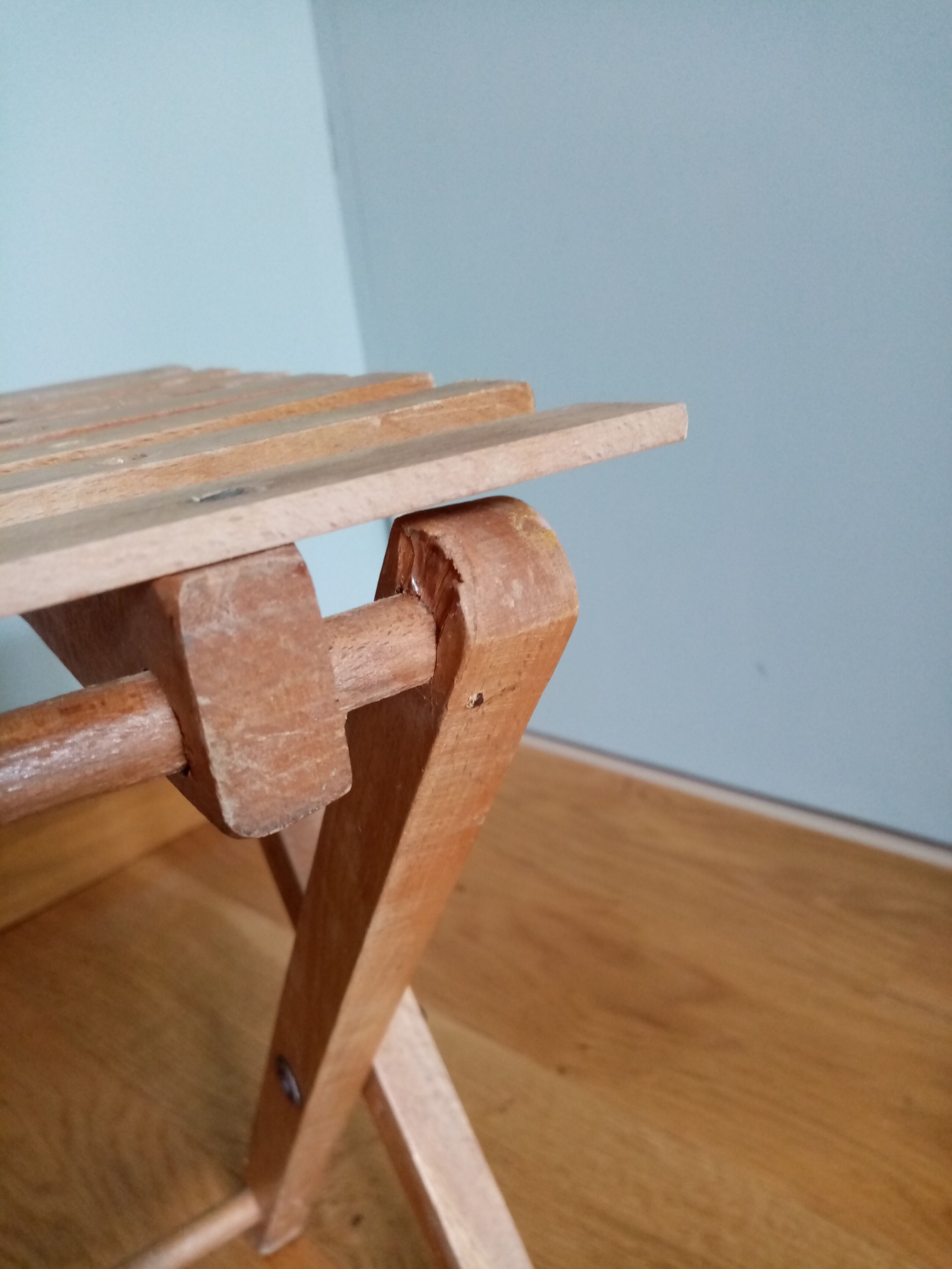 Tabouret pliant porte-plante en bois