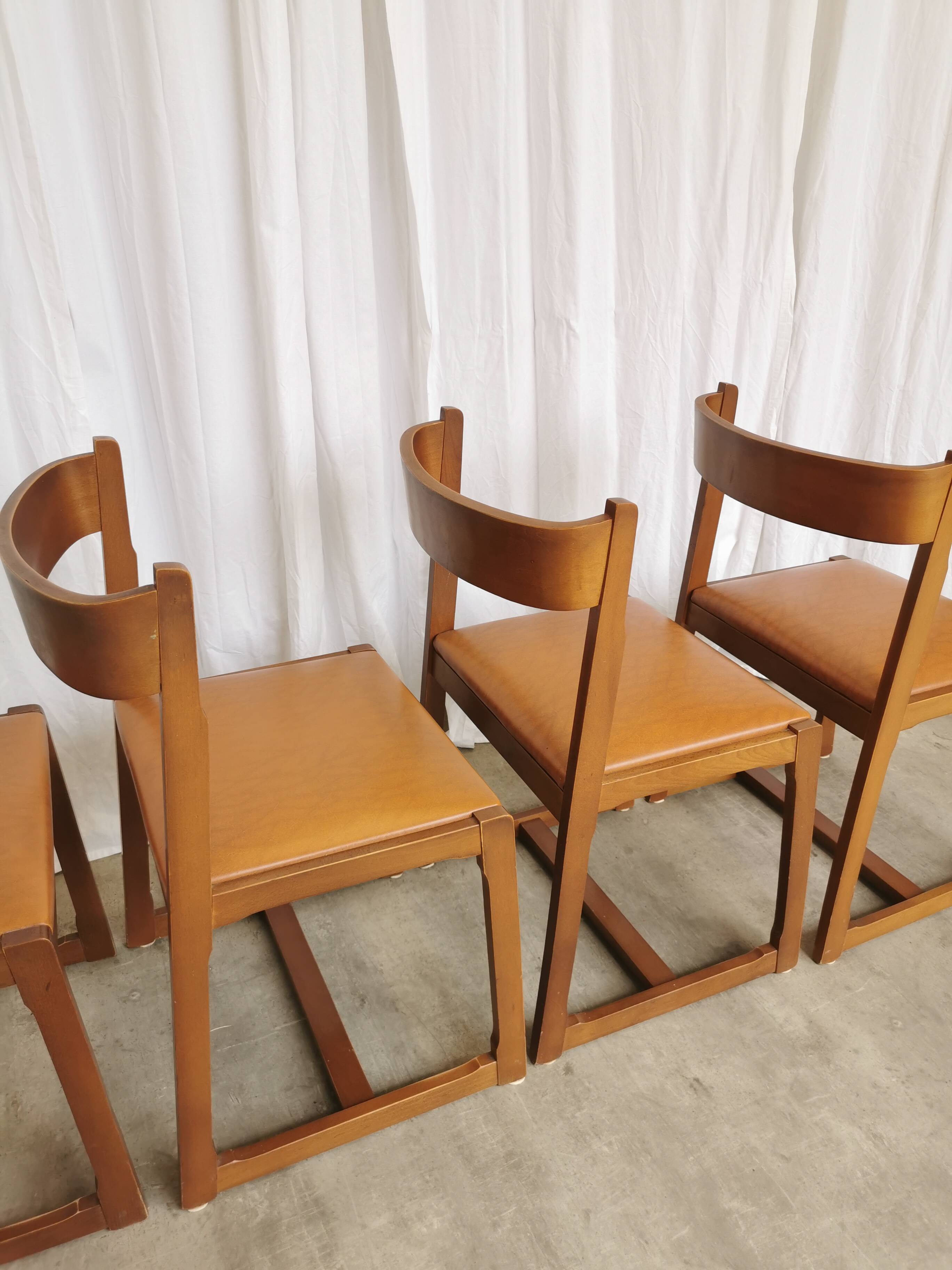 Lot de 4 chaises de salle à manger vintage / design sculptural en bois des années 70, cuir marron