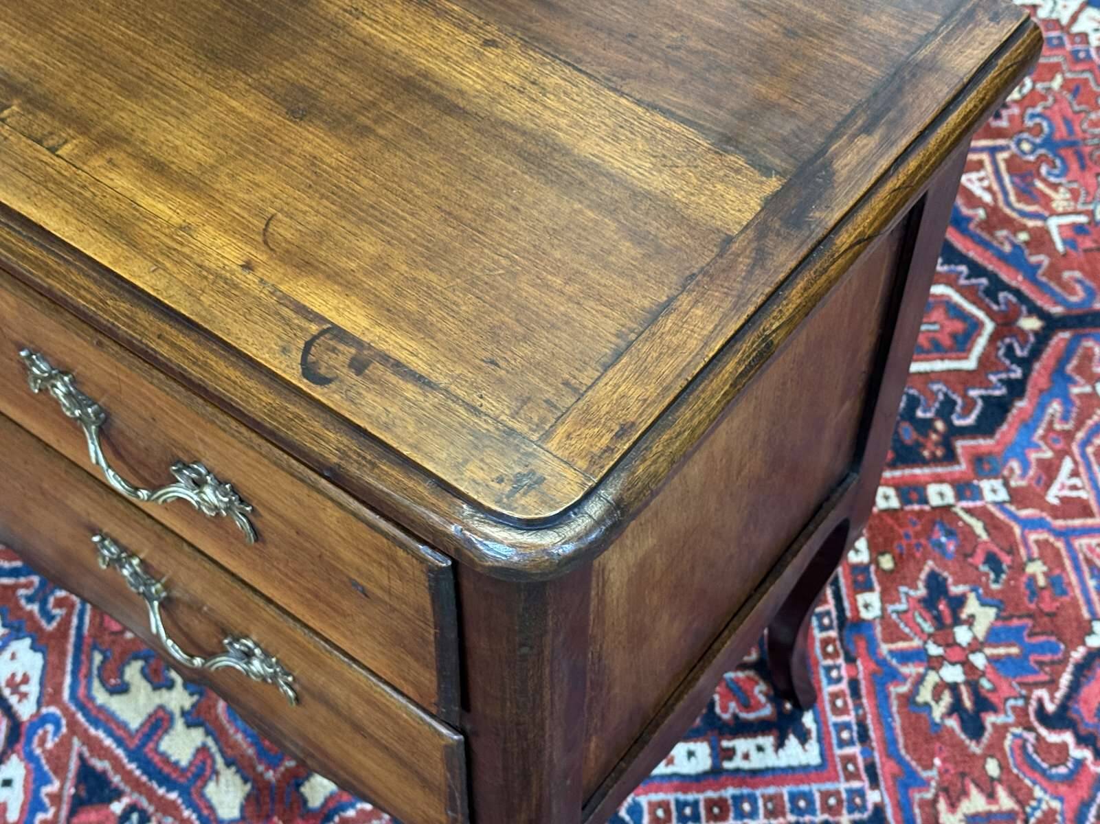 Commode 2 tiroirs de style Louis XV fin XIXème en noyer et peuplier