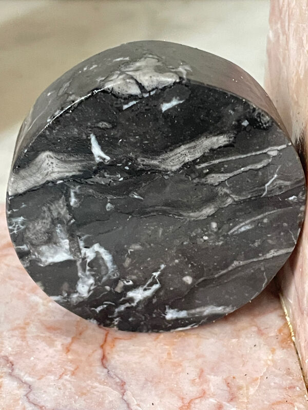 Paire de serre-livres livres en marbre rose et gris