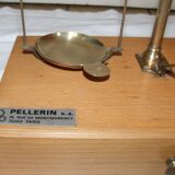 Balance of jeweller accuracy in box with weight trebuchet