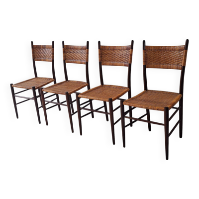 Quatre chaises de salle à manger en teck avec cannage patiné après Gio Ponti, Italie années 1960.