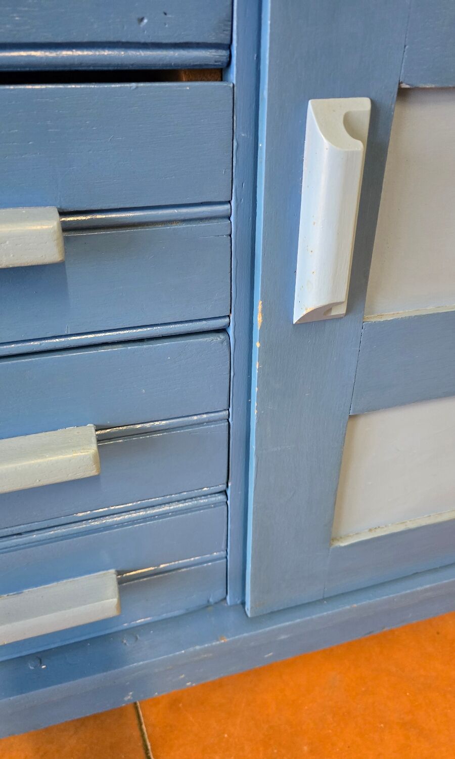 Buffet bas en bois peint bleu avec portes et tiroirs