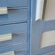 Buffet bas en bois peint bleu avec portes et tiroirs