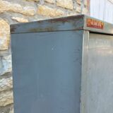 Metal workshop furniture with valves