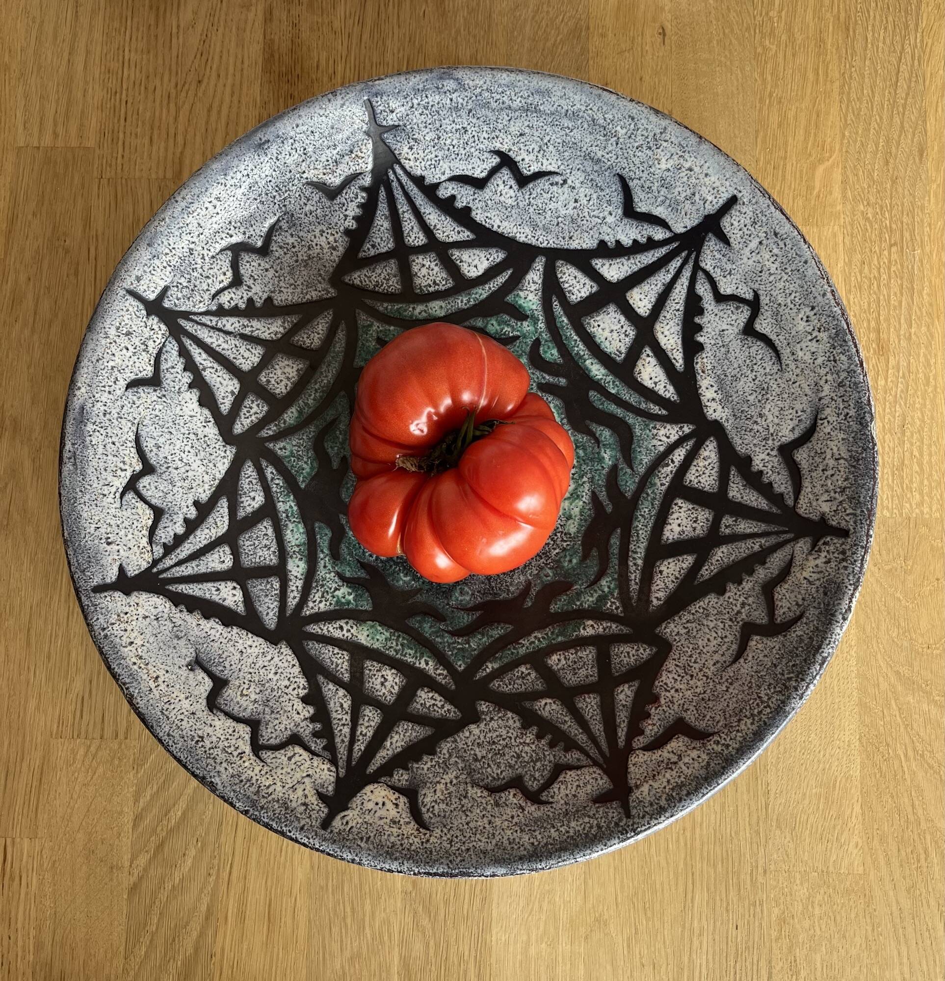 Large round dish St Clément boat motifs