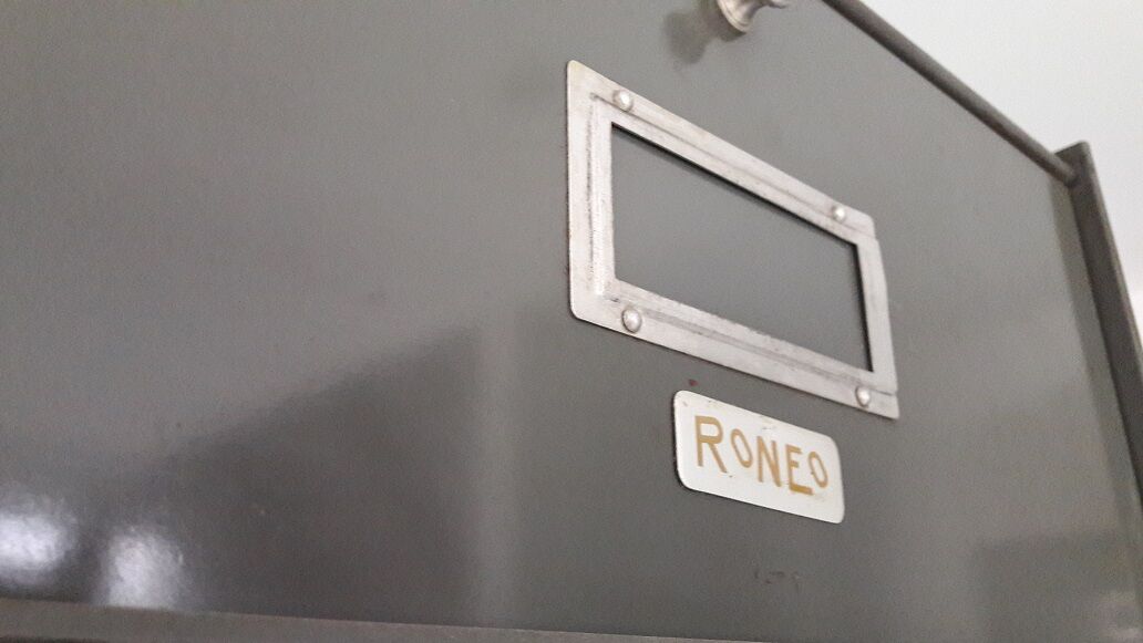 Column 10 valves roneo, in its original color, light gray