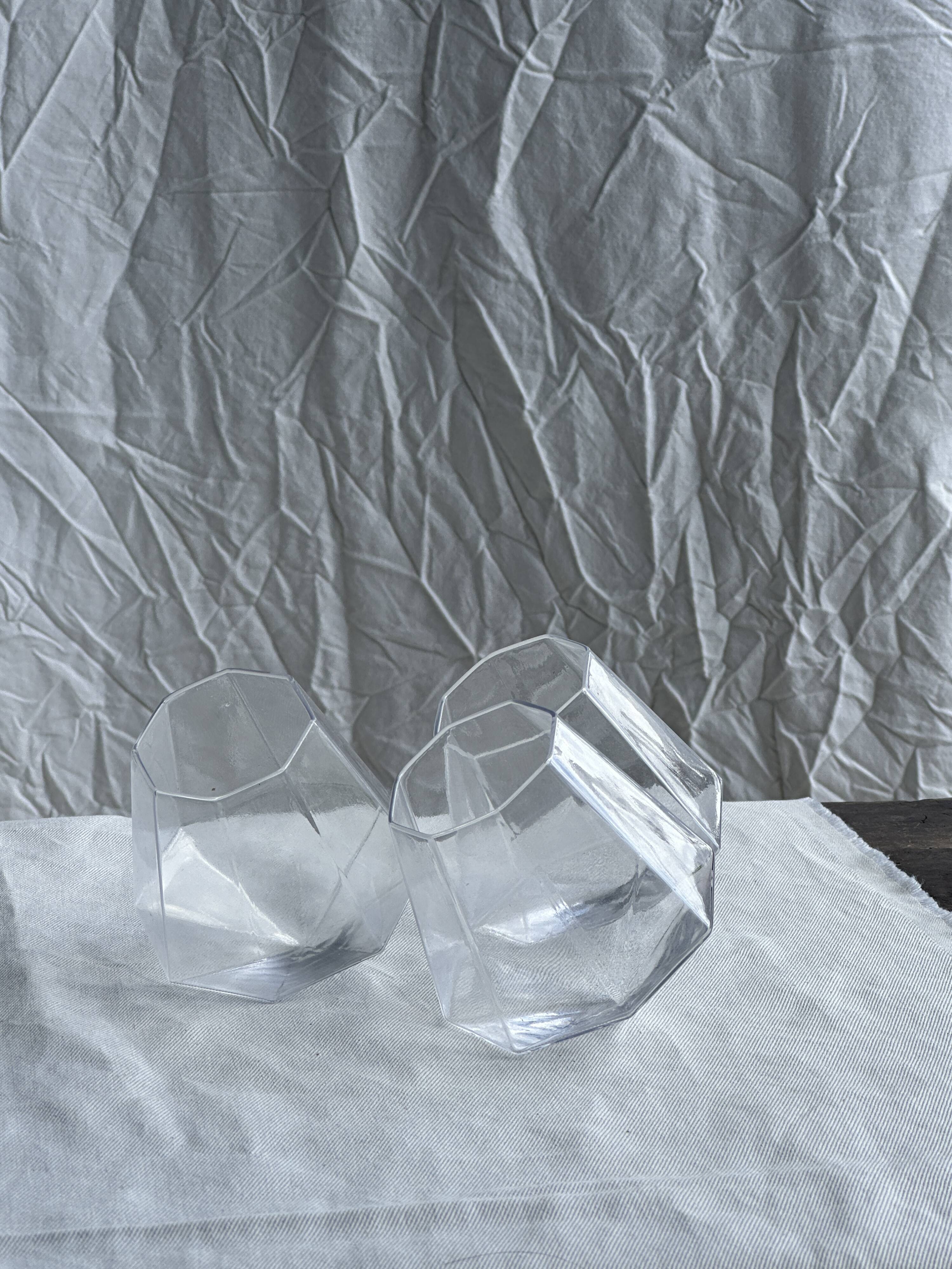 Small geometric carafe with diamond-shaped stopper and its 4 glasses
