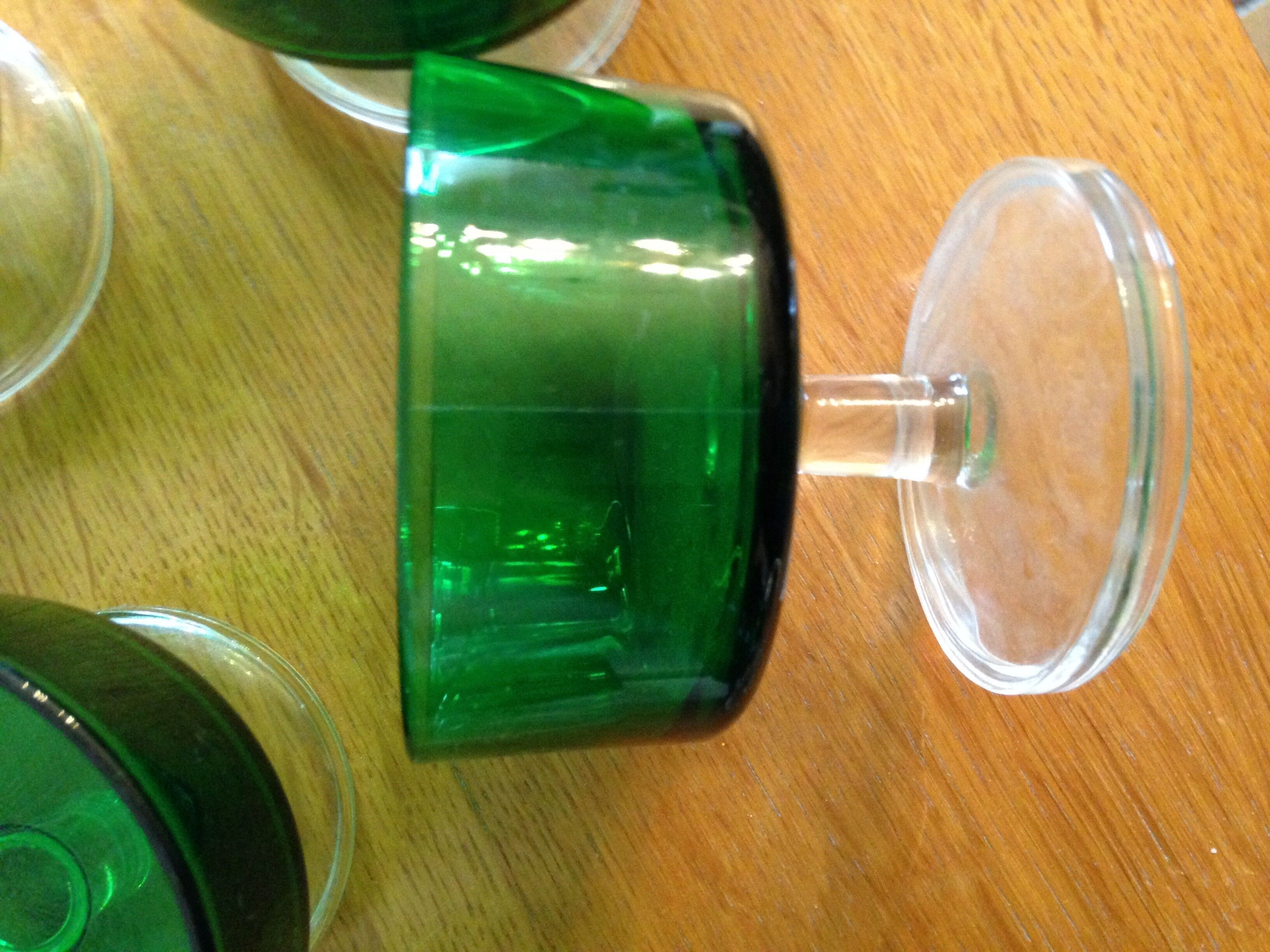 9 verres sur pied