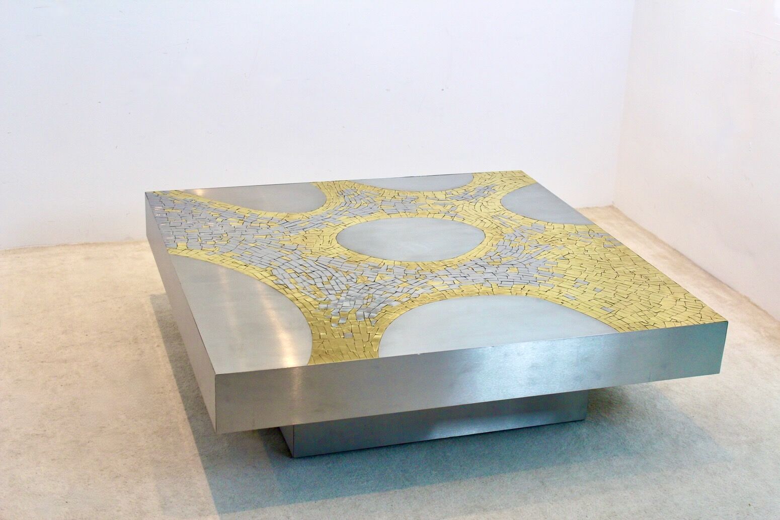 Table basse en acier inoxydable et laiton par Jean Claude Dresse