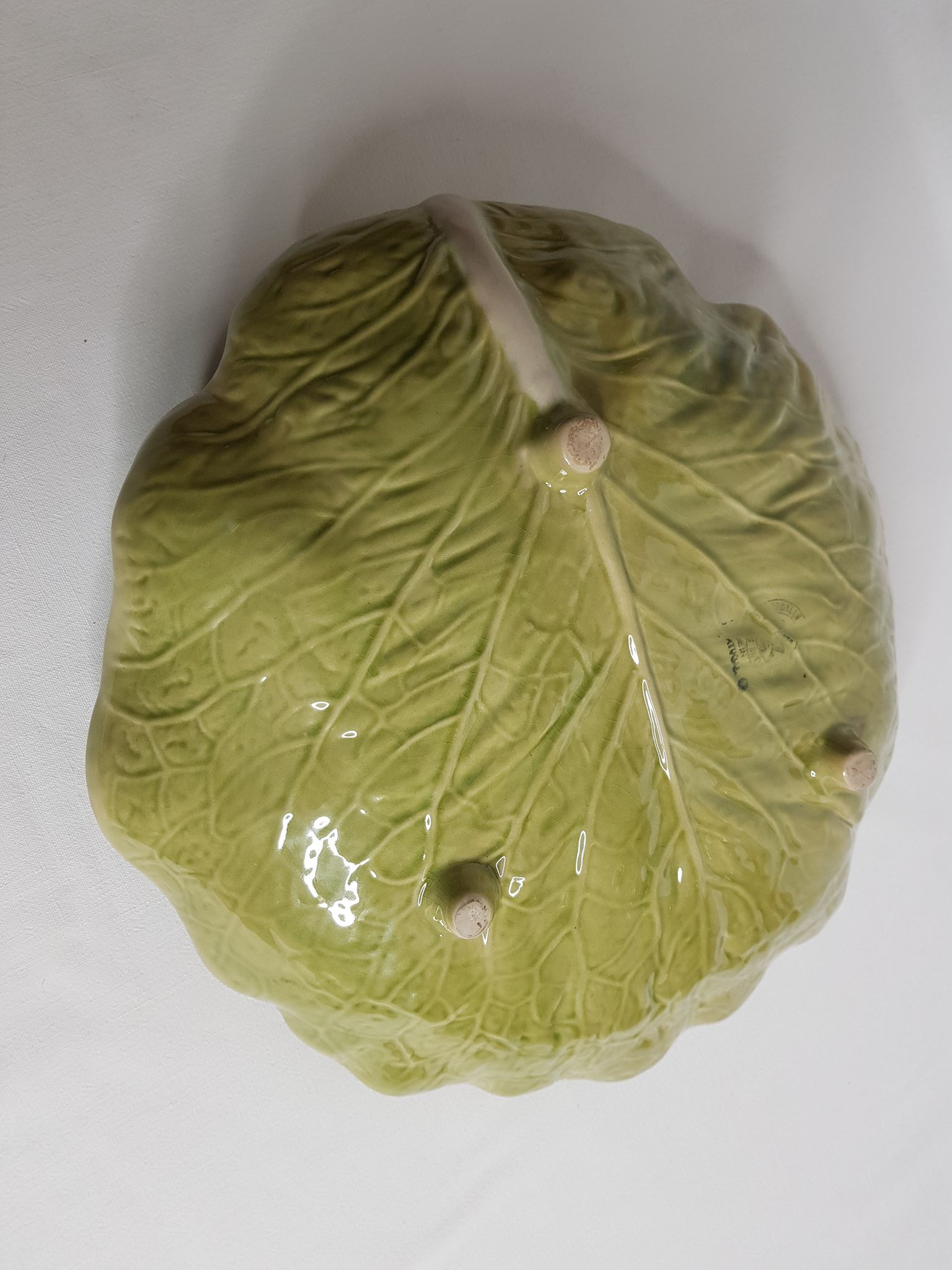 Dish in earthenware "chou leaf" Bordallo Pinheiro, 32 cm