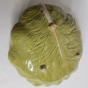 Dish in earthenware "chou leaf" Bordallo Pinheiro, 32 cm