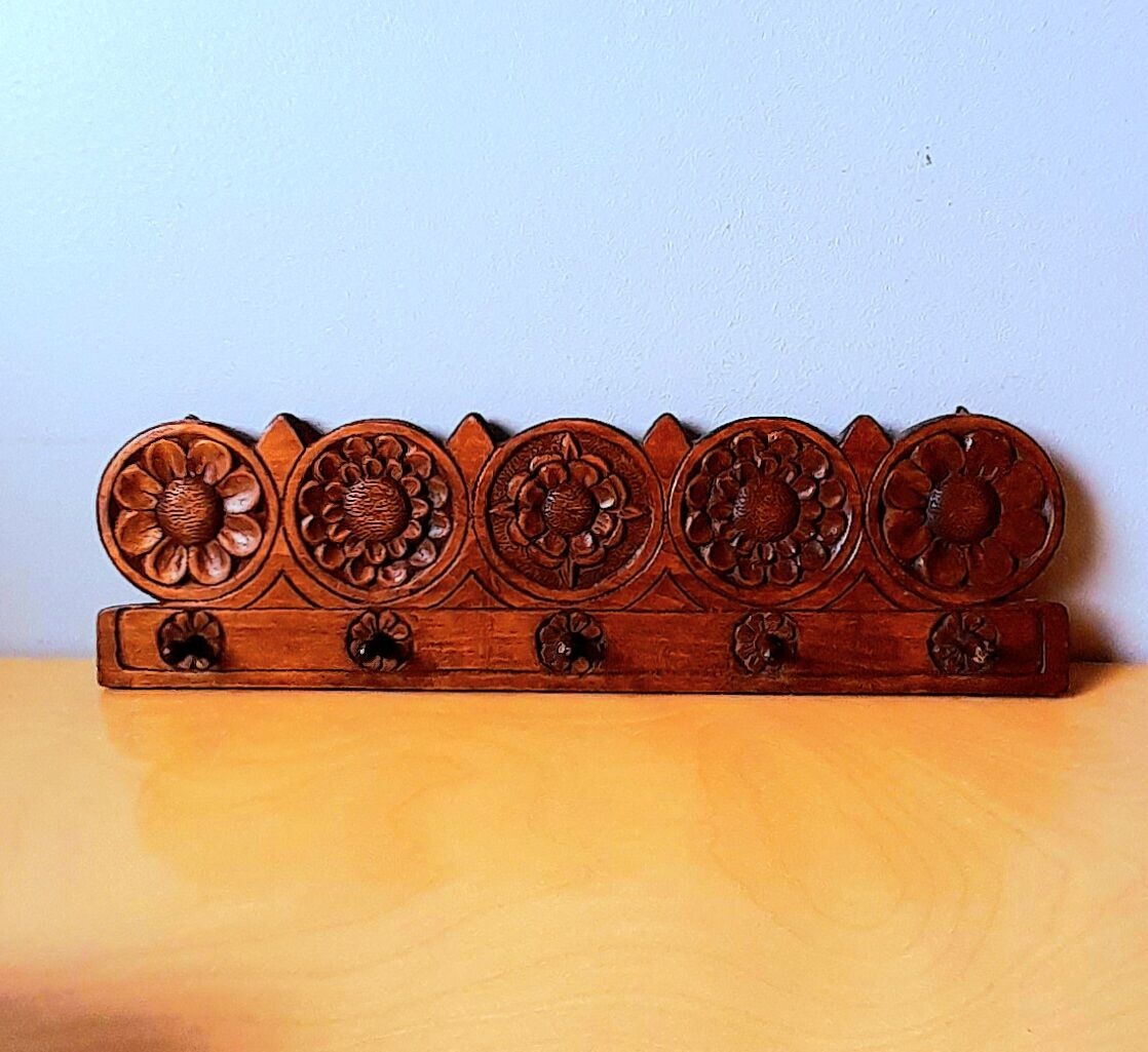 Wall key ring in carved wood 70s