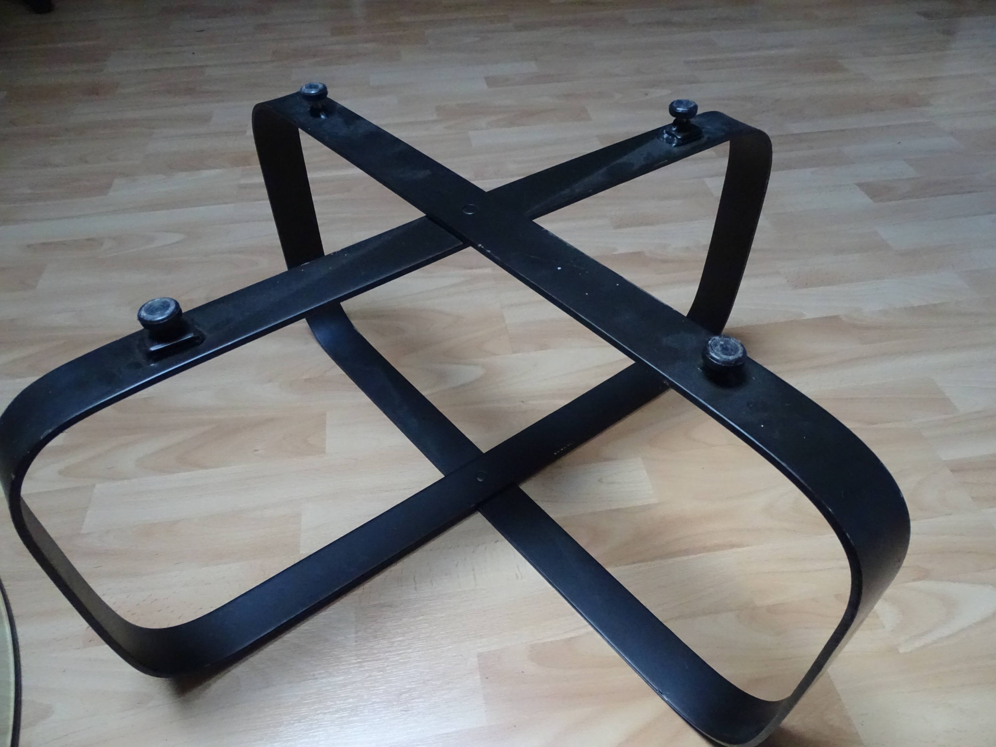 Design round glass coffee table, crossed legs