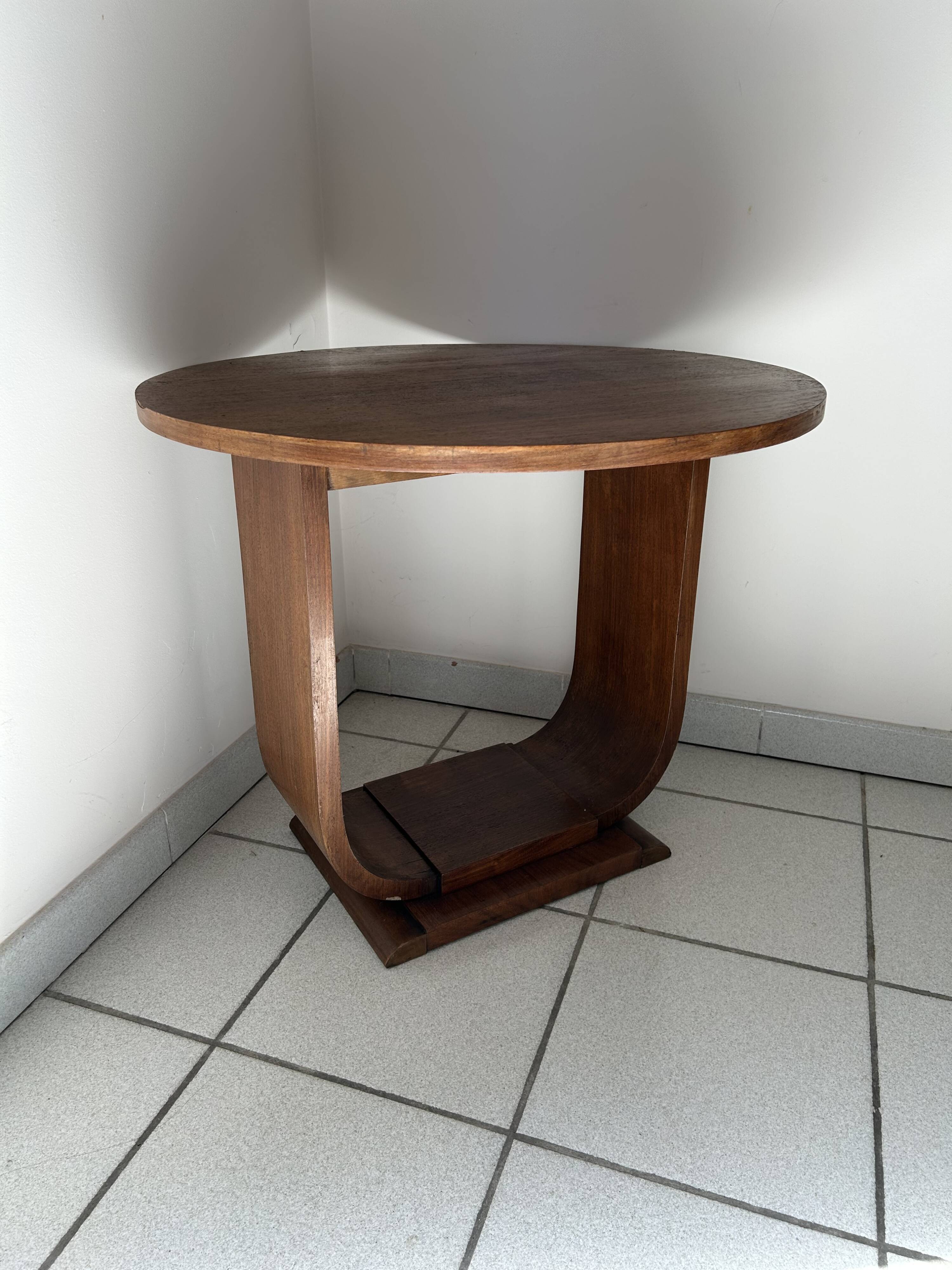 Round coffee table