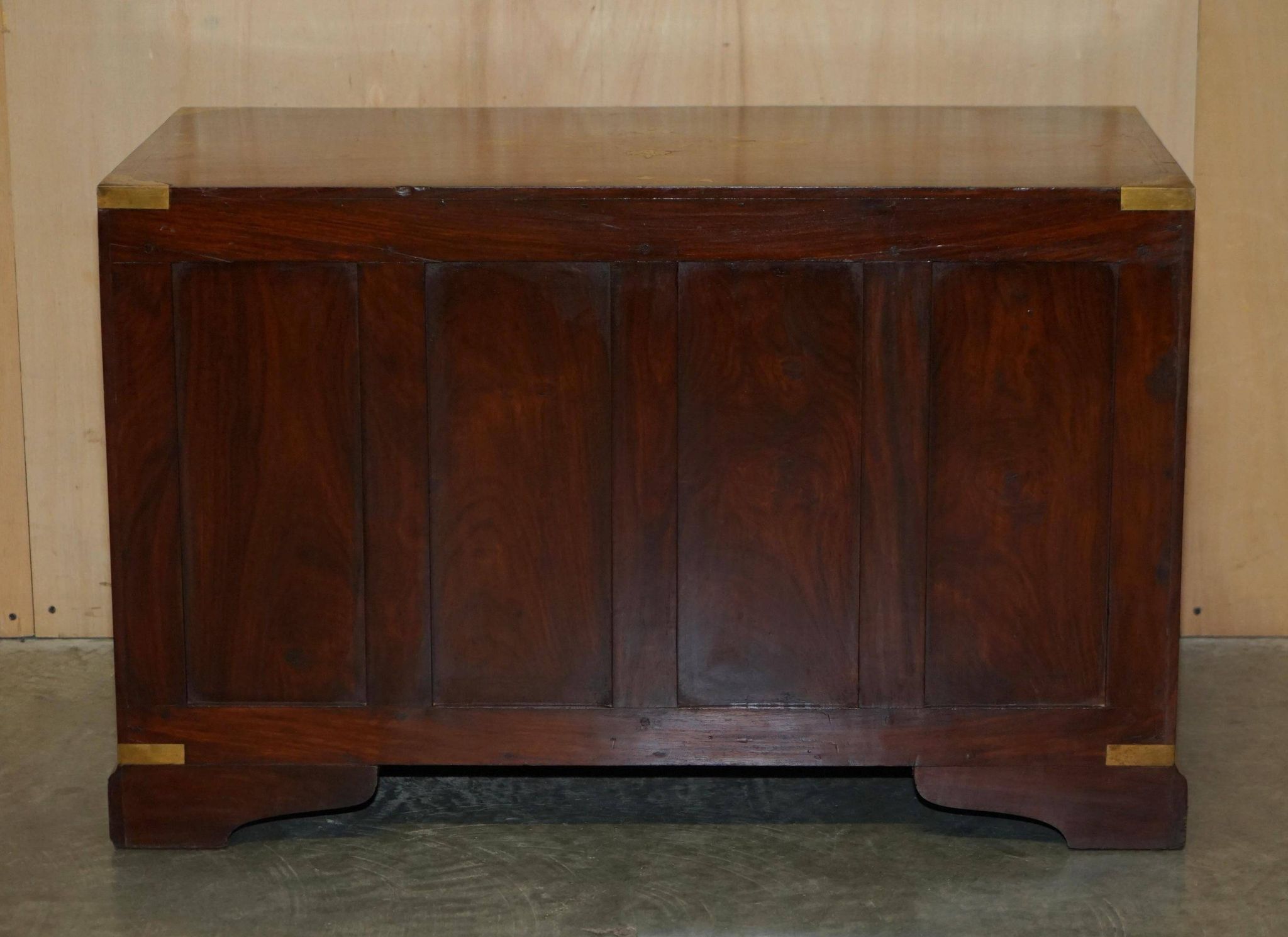 Commode vintage anglo-indienne en bois dur avec incrustations en laiton
