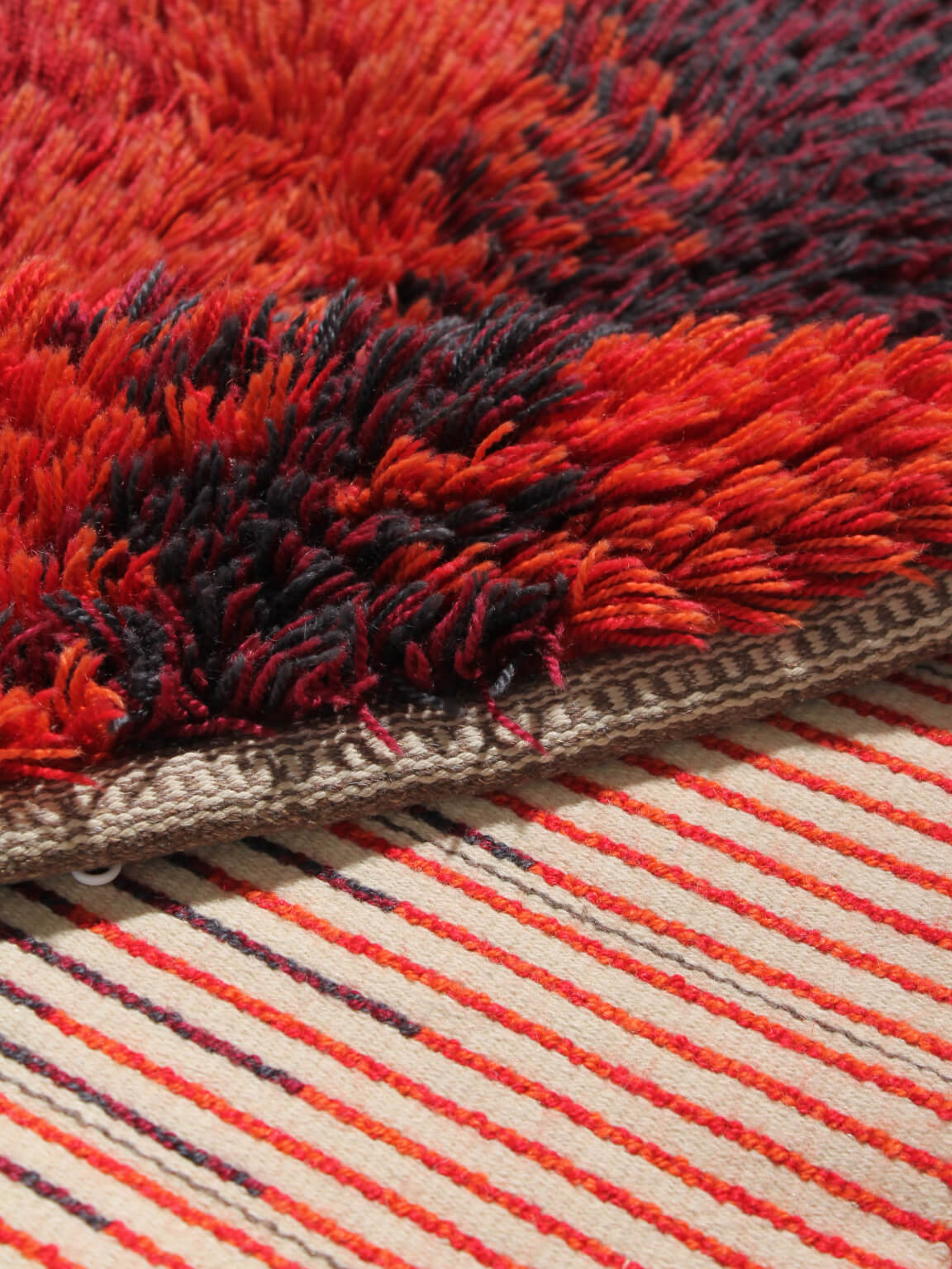 Tapis en laine à poils noués abstrait suédois, 78x130cm