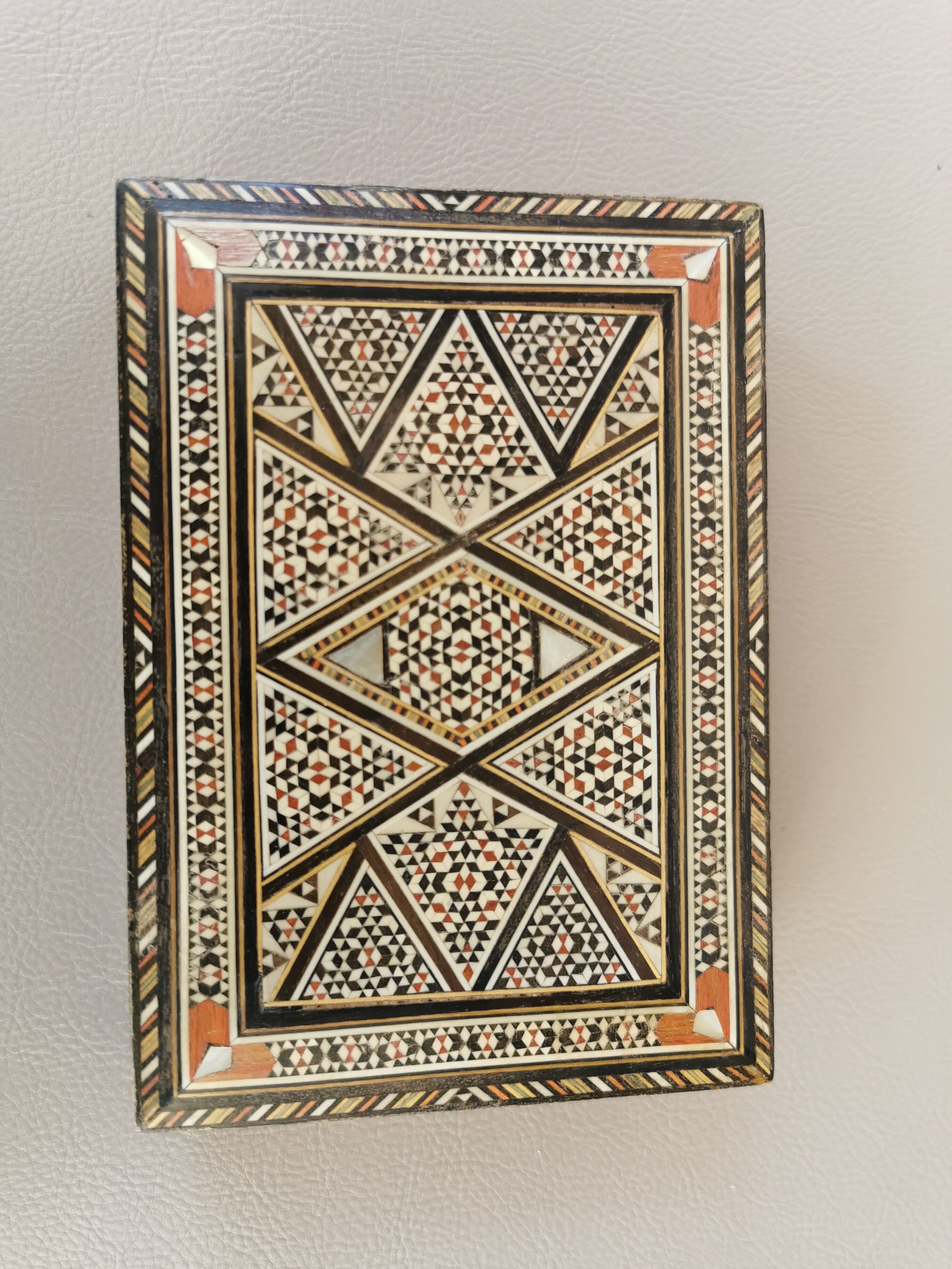 Ancient Syrian box in wood, bone and mother-of-pearl markter