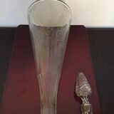 Pyramid carafe with white geometric patterns and its cap