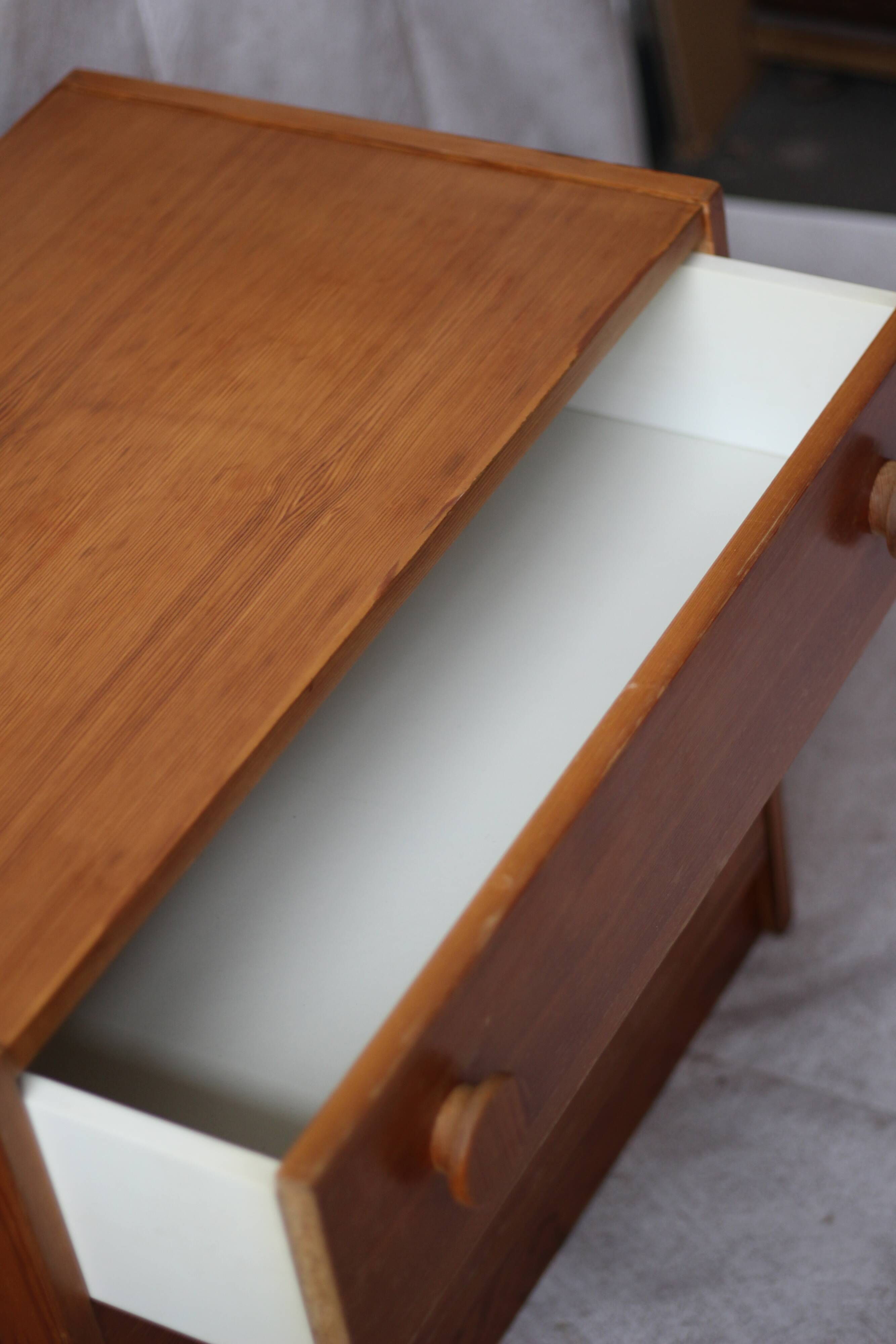 Petite commode en pin scandinave vintage