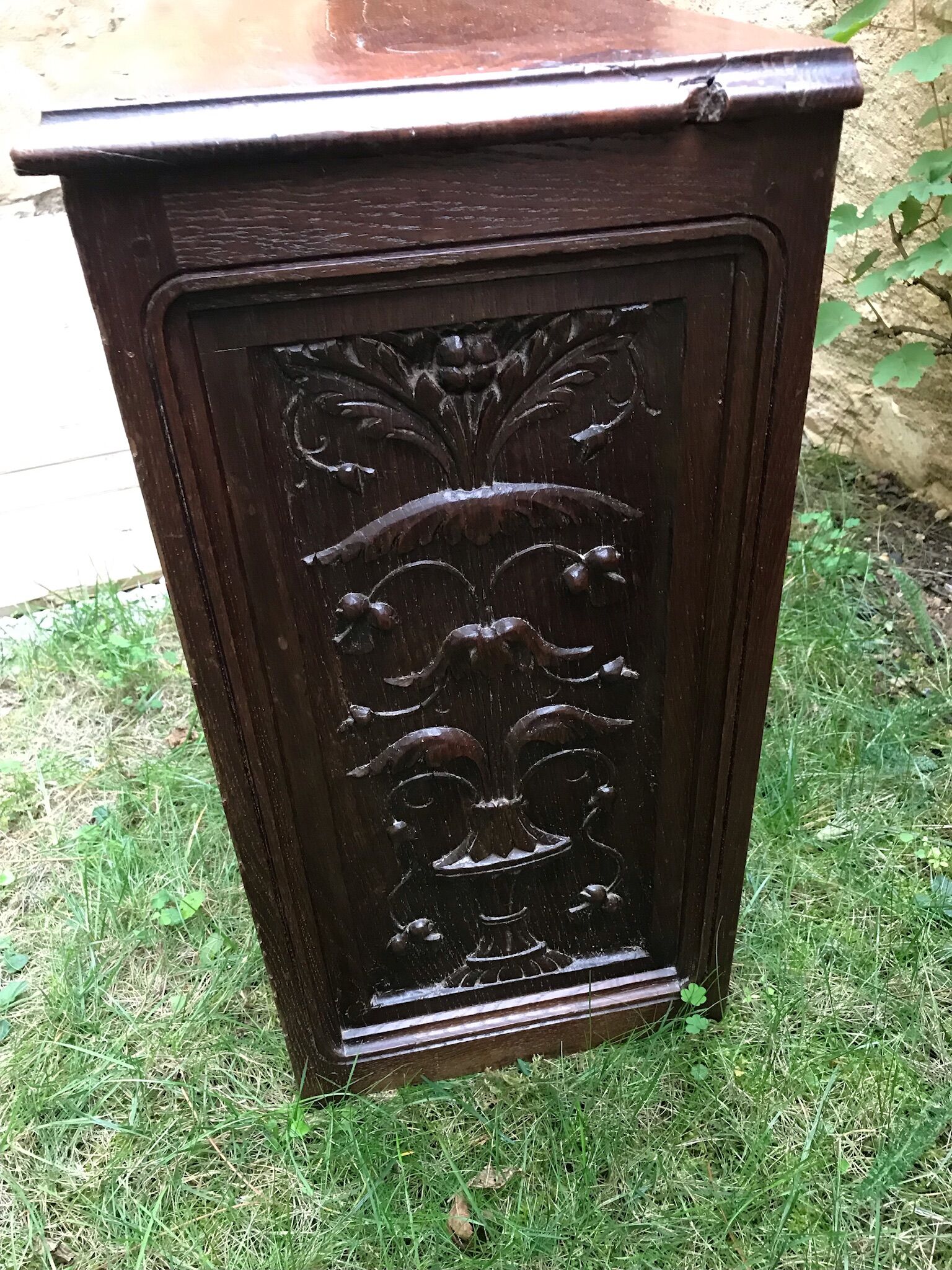 Coffre en bois sculpté et estampille a. dubois