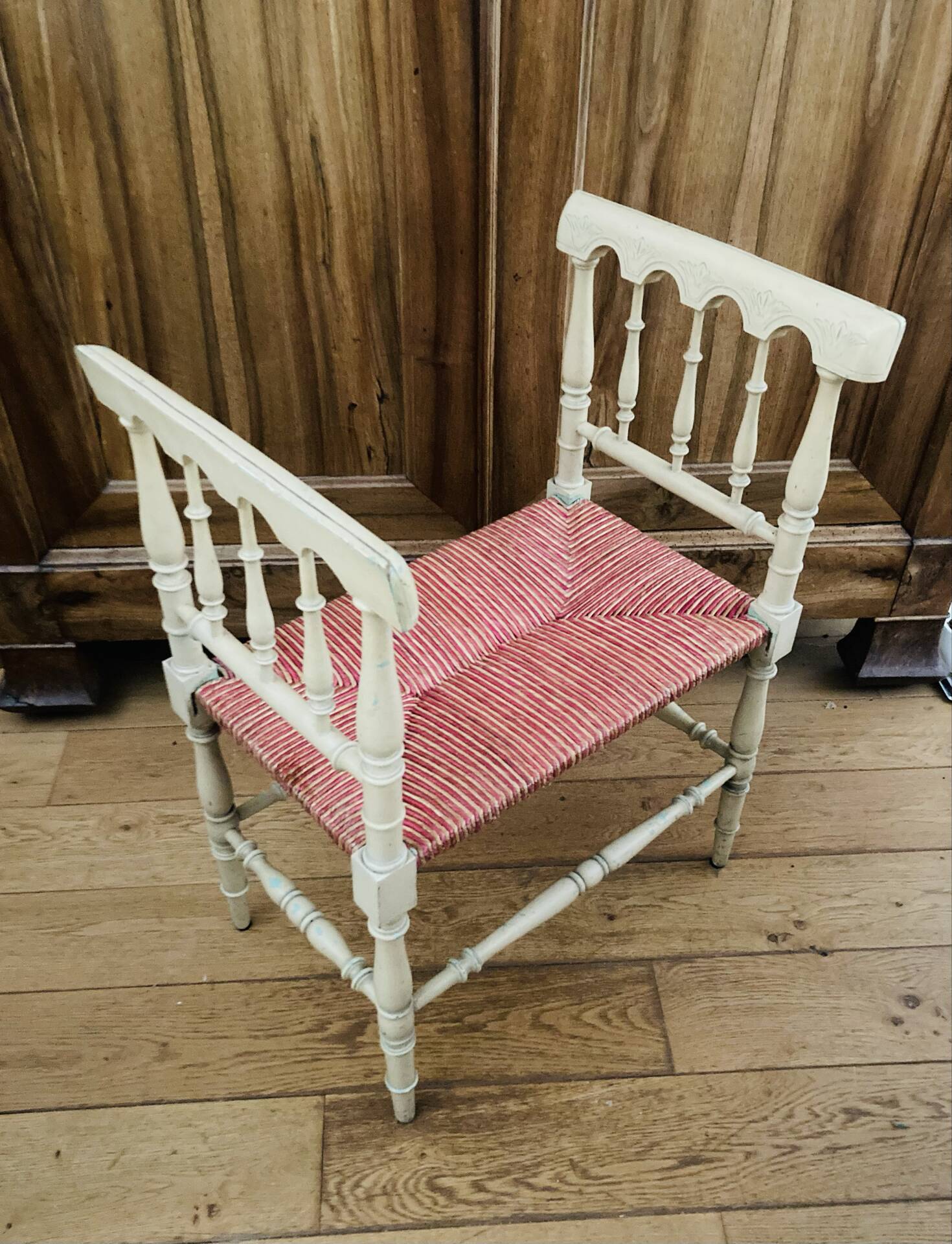 Banquette époque fin XIXe assise en paille colorée structure rechampie