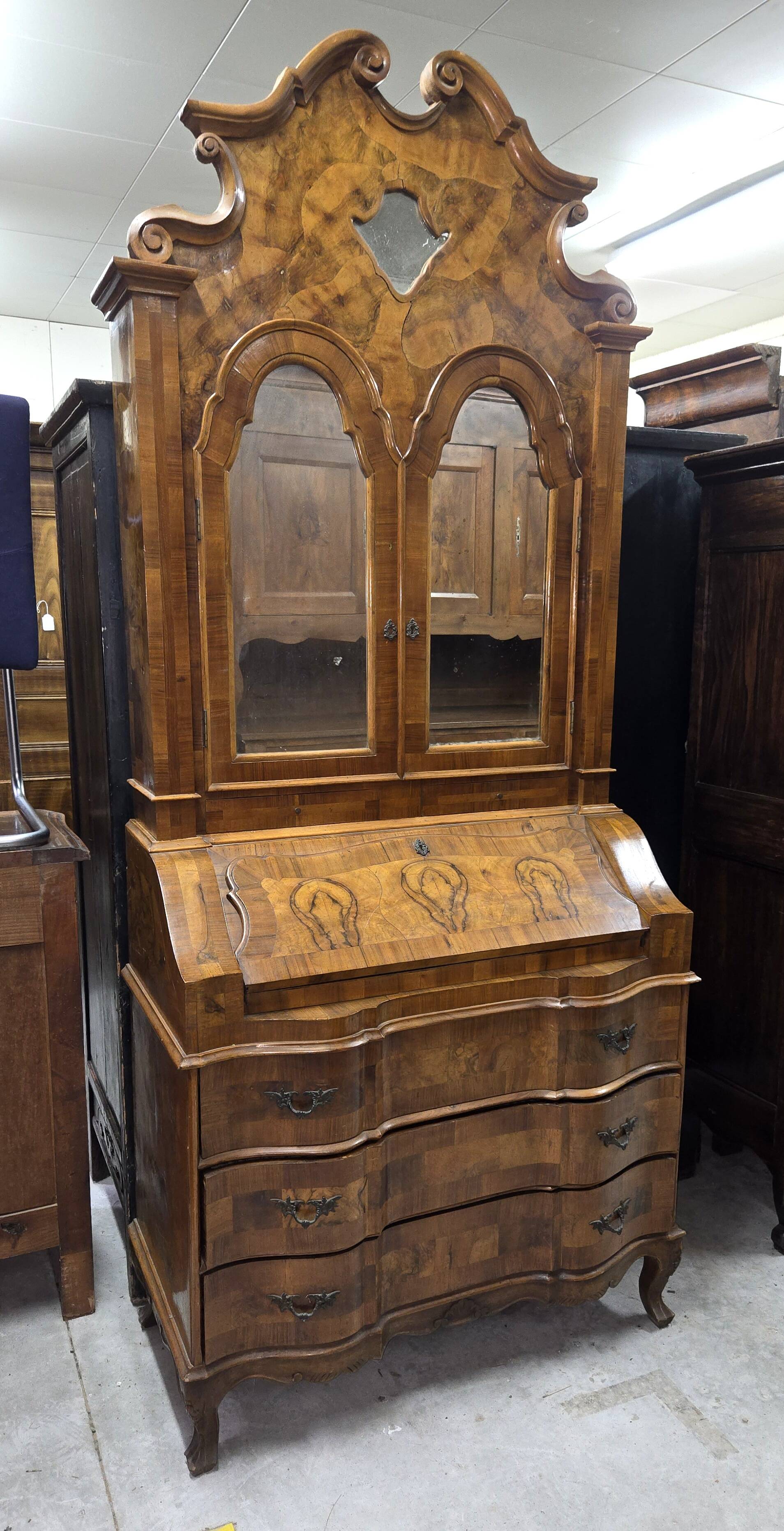 Important secretary desk in Venetian style, Louis XV, made of marquetry walnut.