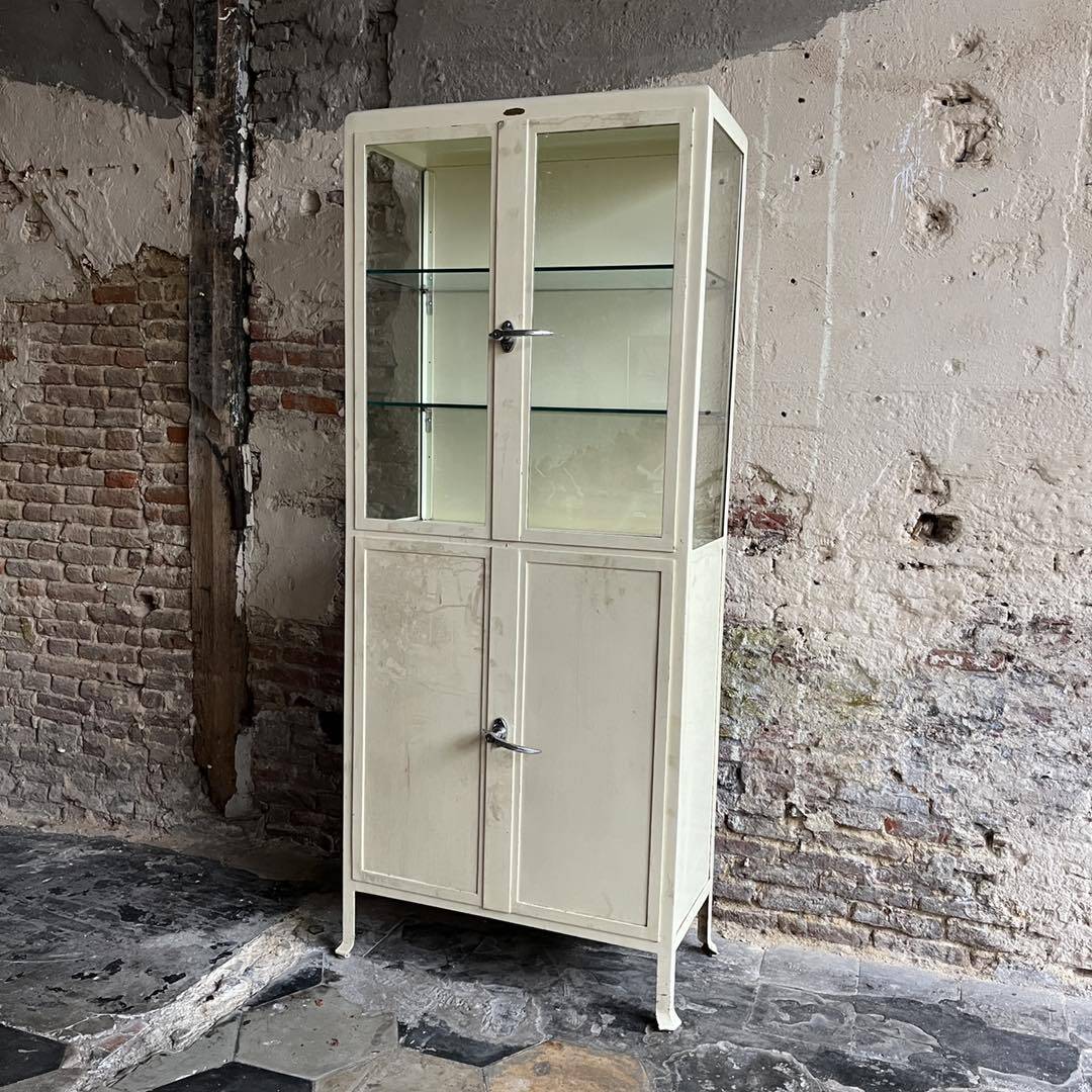 Armoire médicale - style industriel