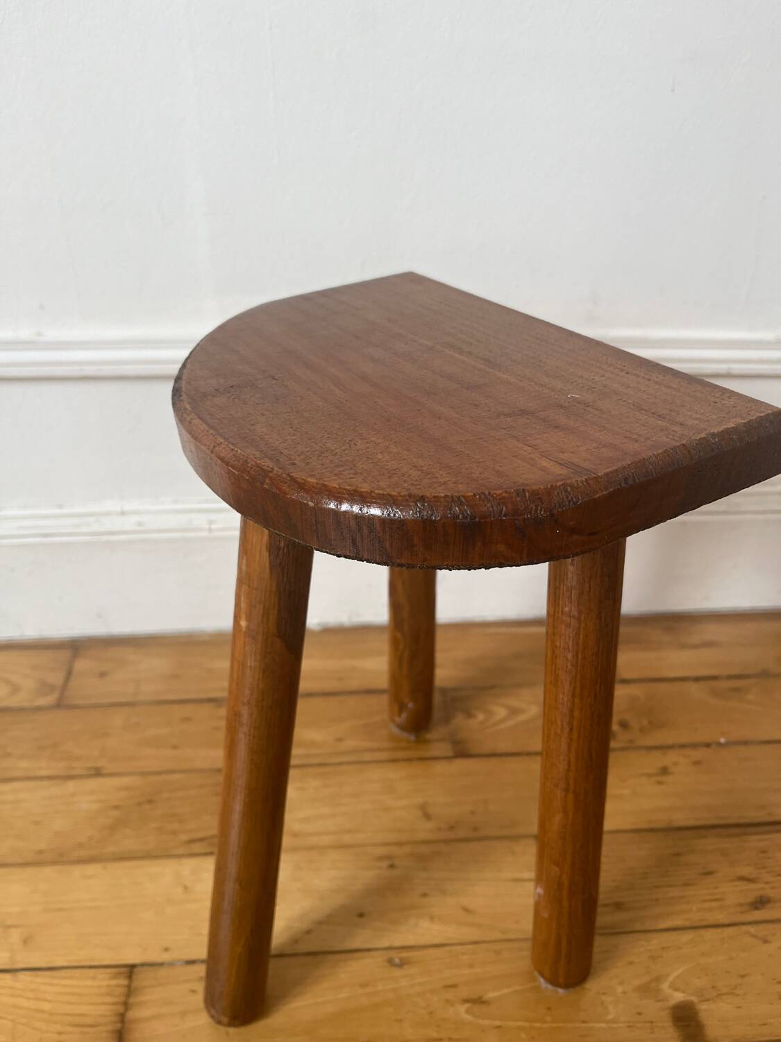 Tabouret tripode demi-lune