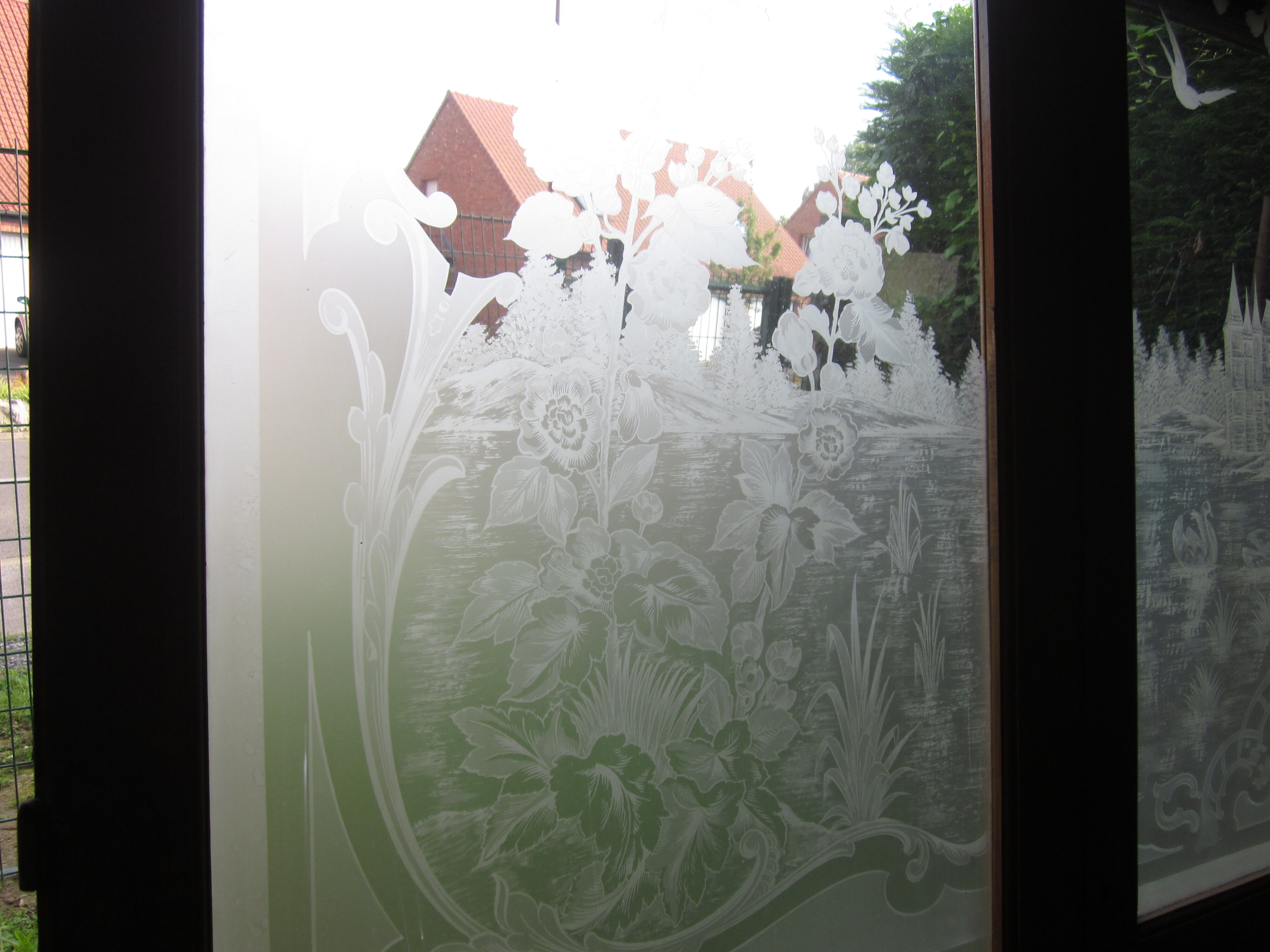 Separation of 3 engraved glass doors
