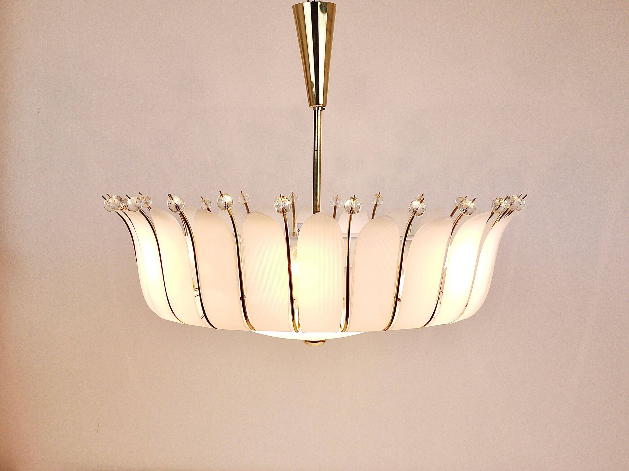 Grand chandelier Rupert Nikoll 27" mid-century brass with leaves, Austria, 1950.