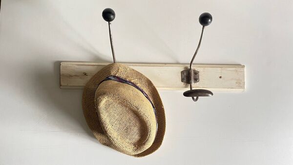 Portemanteau ancien d'ecole bois blanc