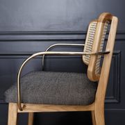 Chaise cannage bois clair accoudoirs tissu caviar Red Edition