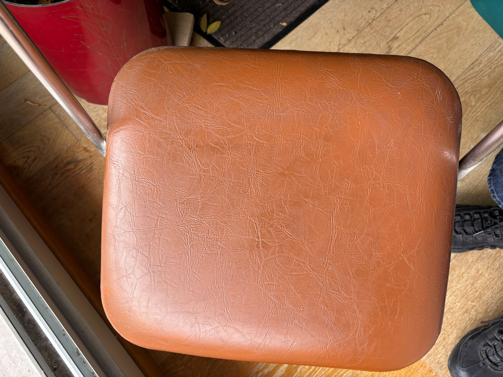 Brown folding chair in vinyl and steel