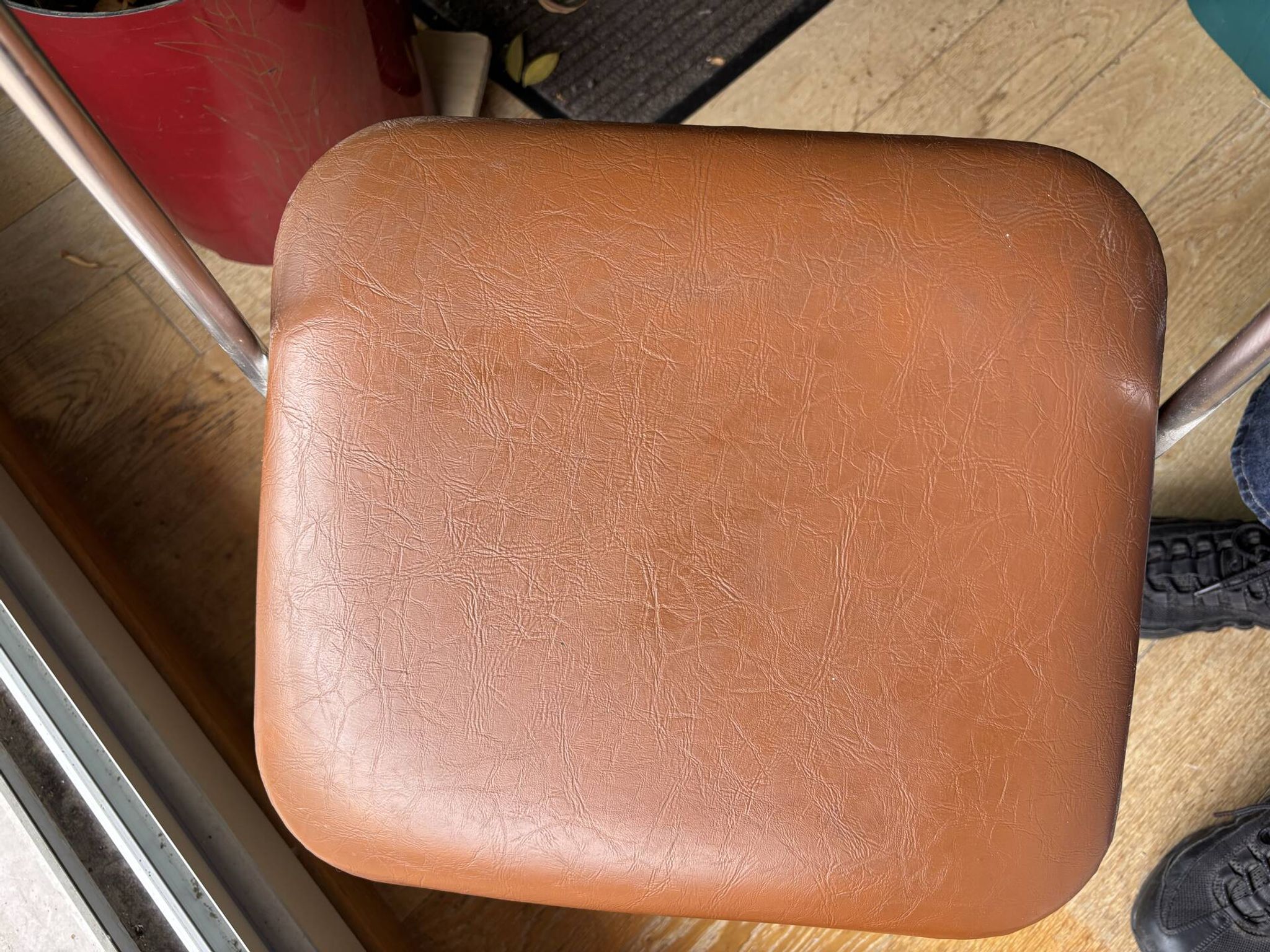 Brown folding chair in vinyl and steel