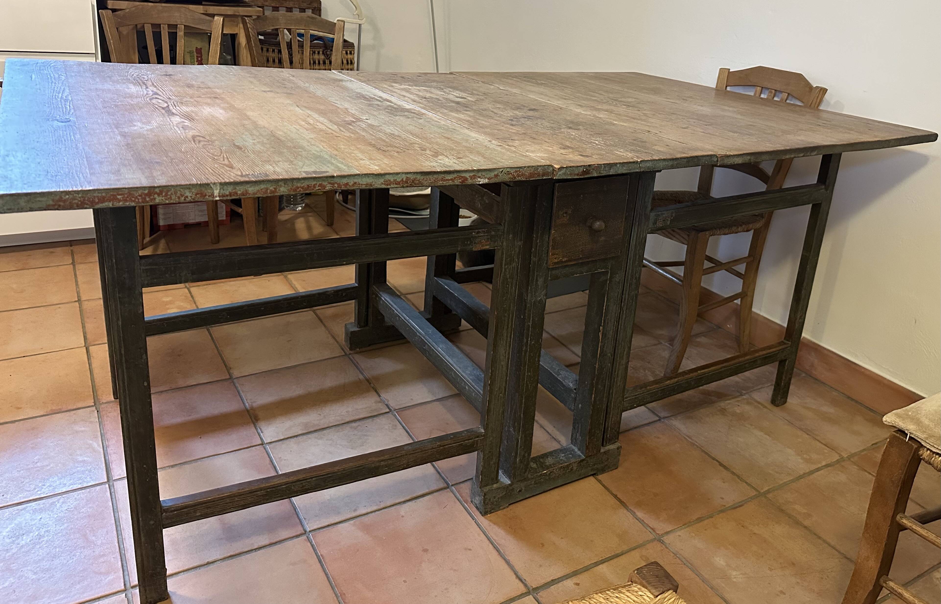 Table à manger suédoise gustavienne