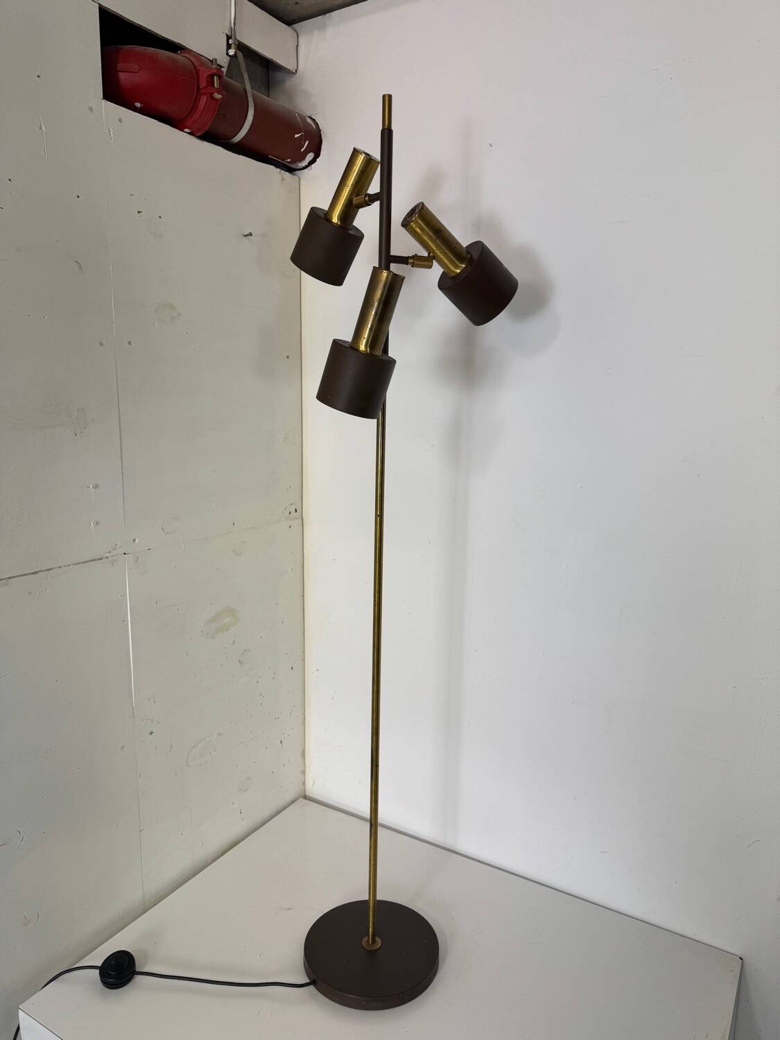 Lampadaire vintage moderniste marron et laiton à 3 spots, années 1960