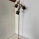 Lampadaire vintage moderniste marron et laiton à 3 spots, années 1960