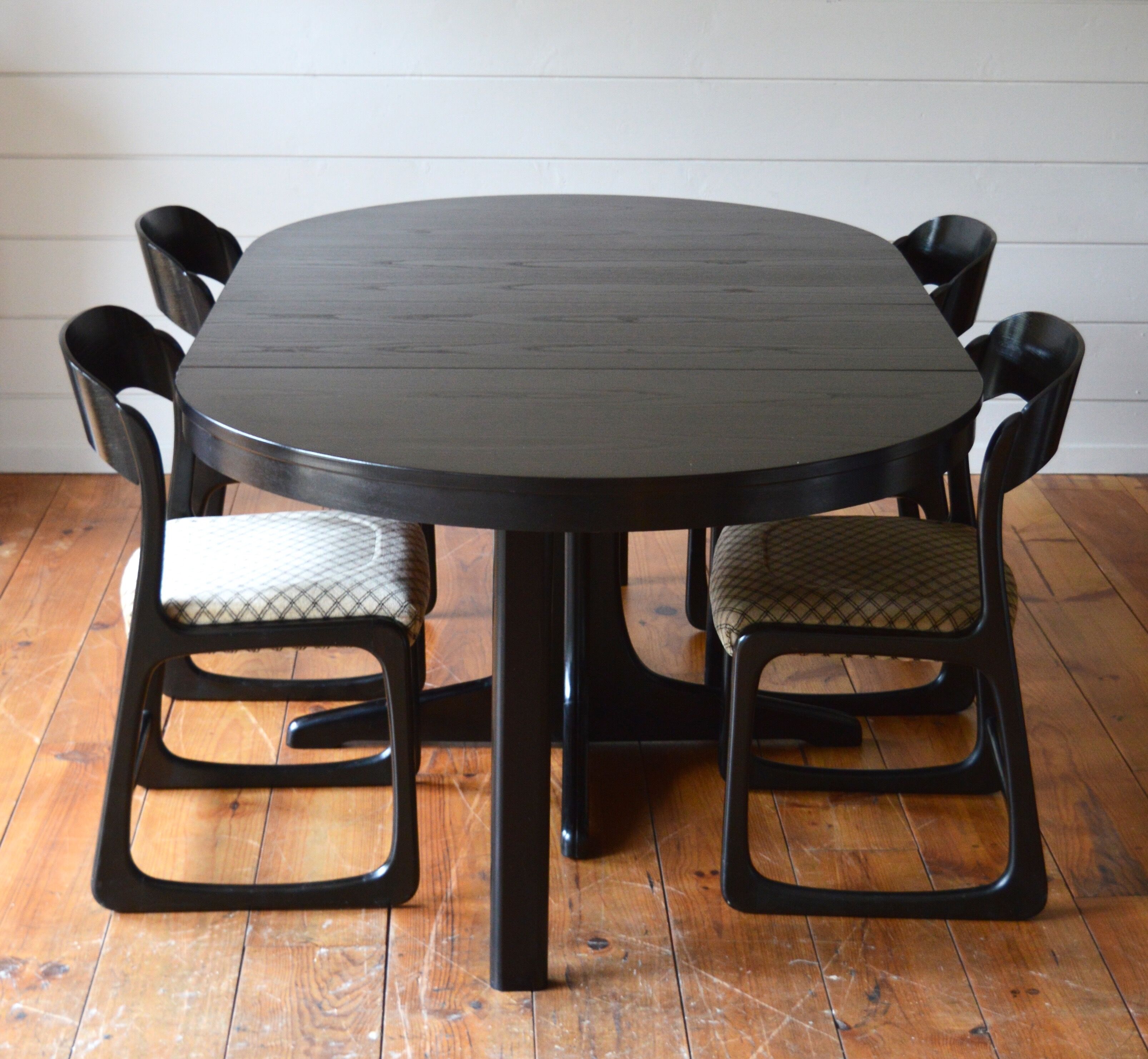 Ensemble table et chaises traîneau Baumann