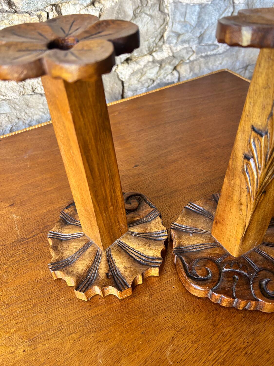 Paire de bougeoirs vintage en bois sculpté –